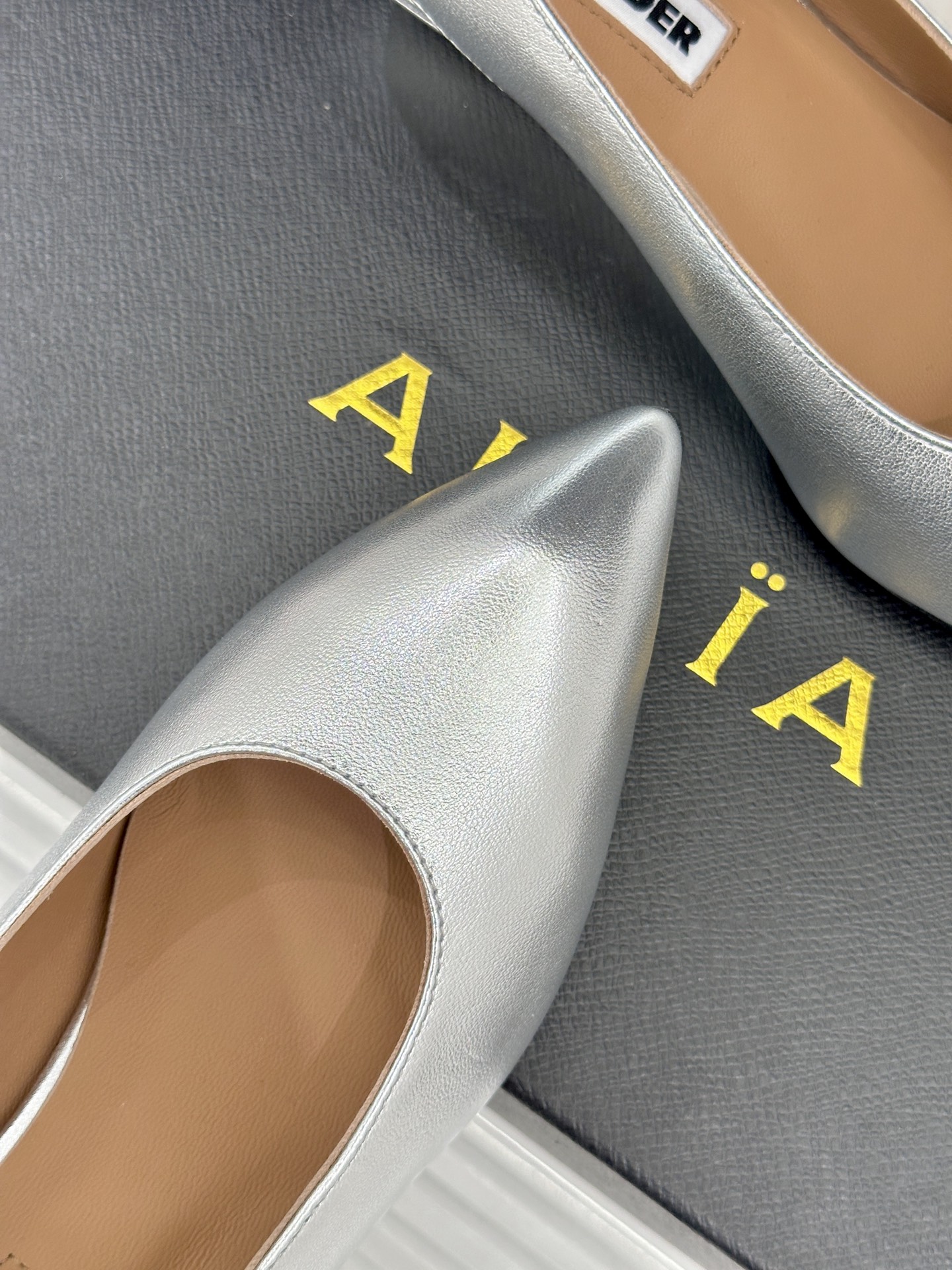 Jil Sander/吉尔桑达极26WF新品极简尖头坡跟凉鞋以“少即是多”重构高级日常。利落尖头延展腿部