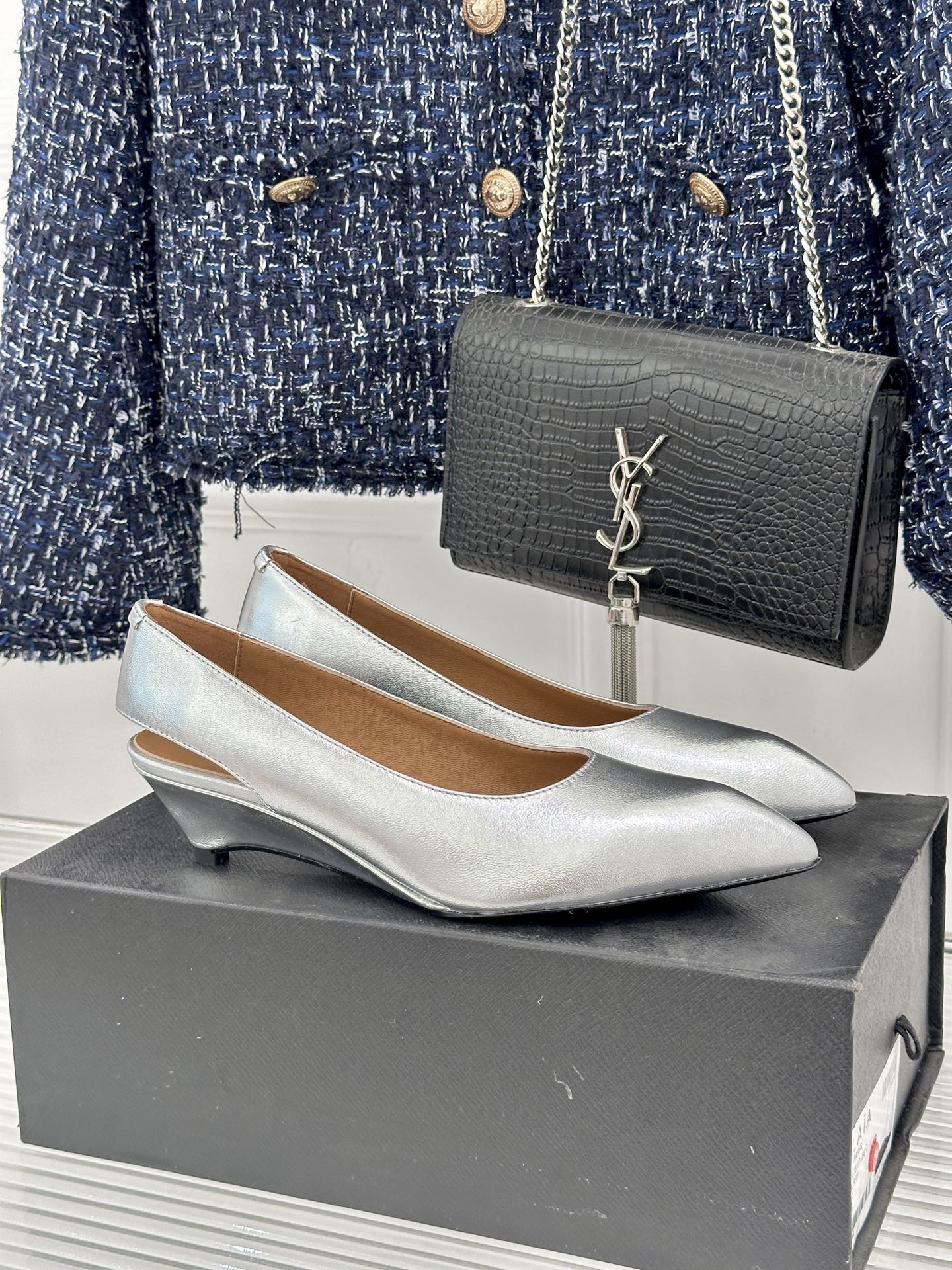 Jil Sander/吉尔桑达极26WF新品极简尖头坡跟凉鞋以“少即是多”重构高级日常。利落尖头延展腿部