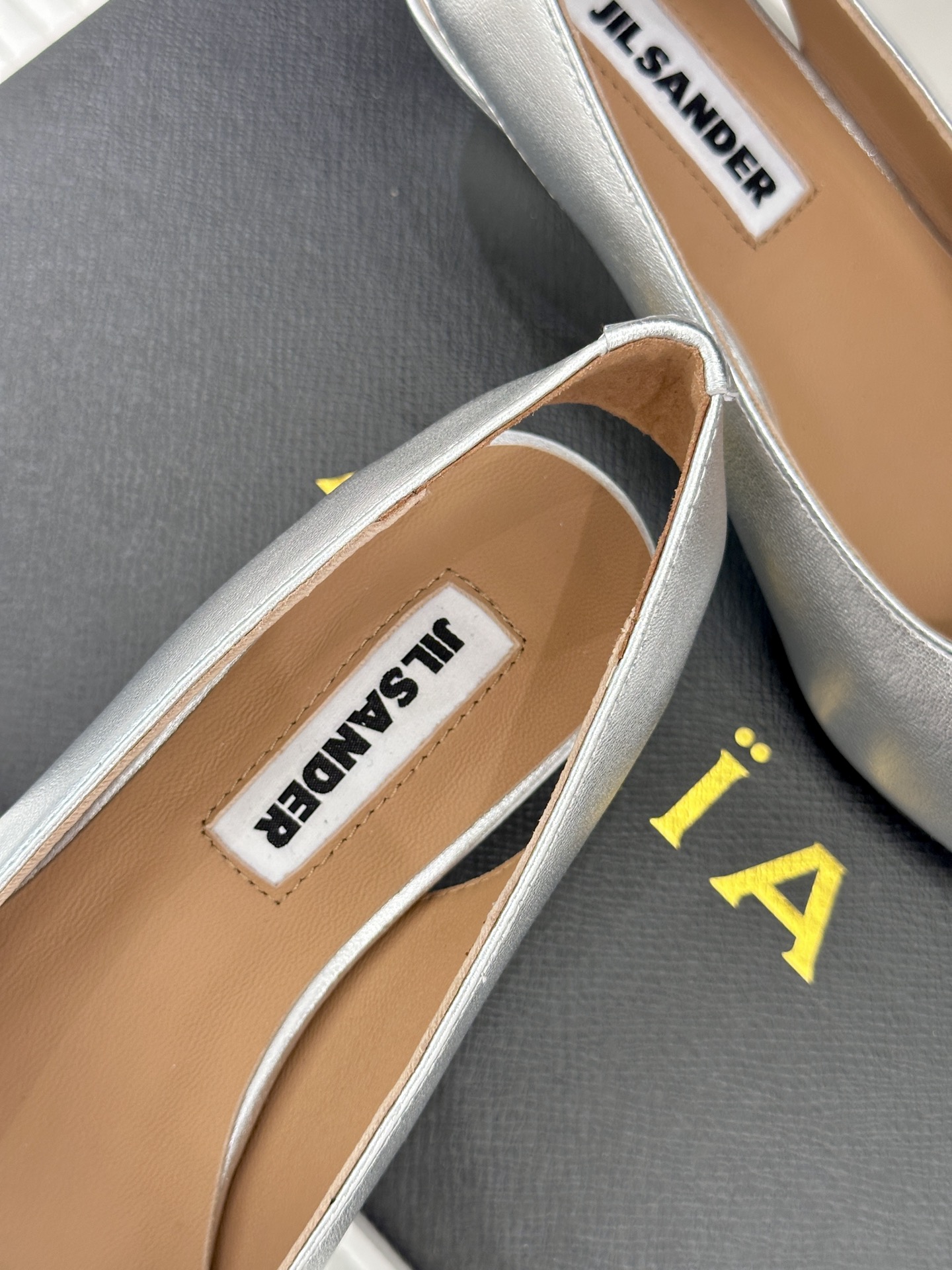 Jil Sander/吉尔桑达极26WF新品极简尖头坡跟凉鞋以“少即是多”重构高级日常。利落尖头延展腿部