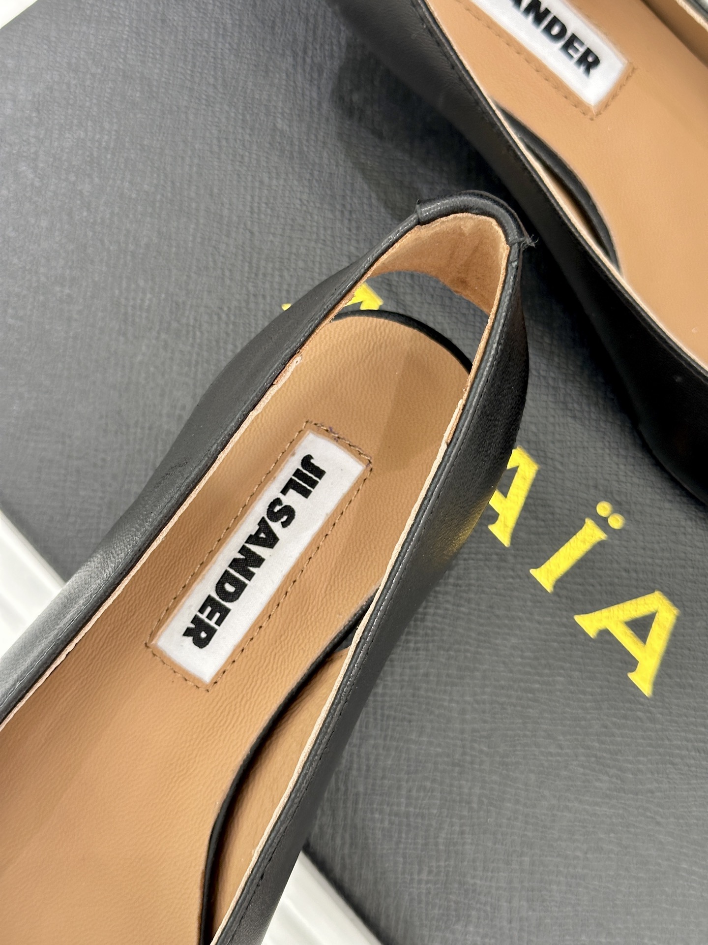 Jil Sander/吉尔桑达极26WF新品极简尖头坡跟凉鞋以“少即是多”重构高级日常。利落尖头延展腿部