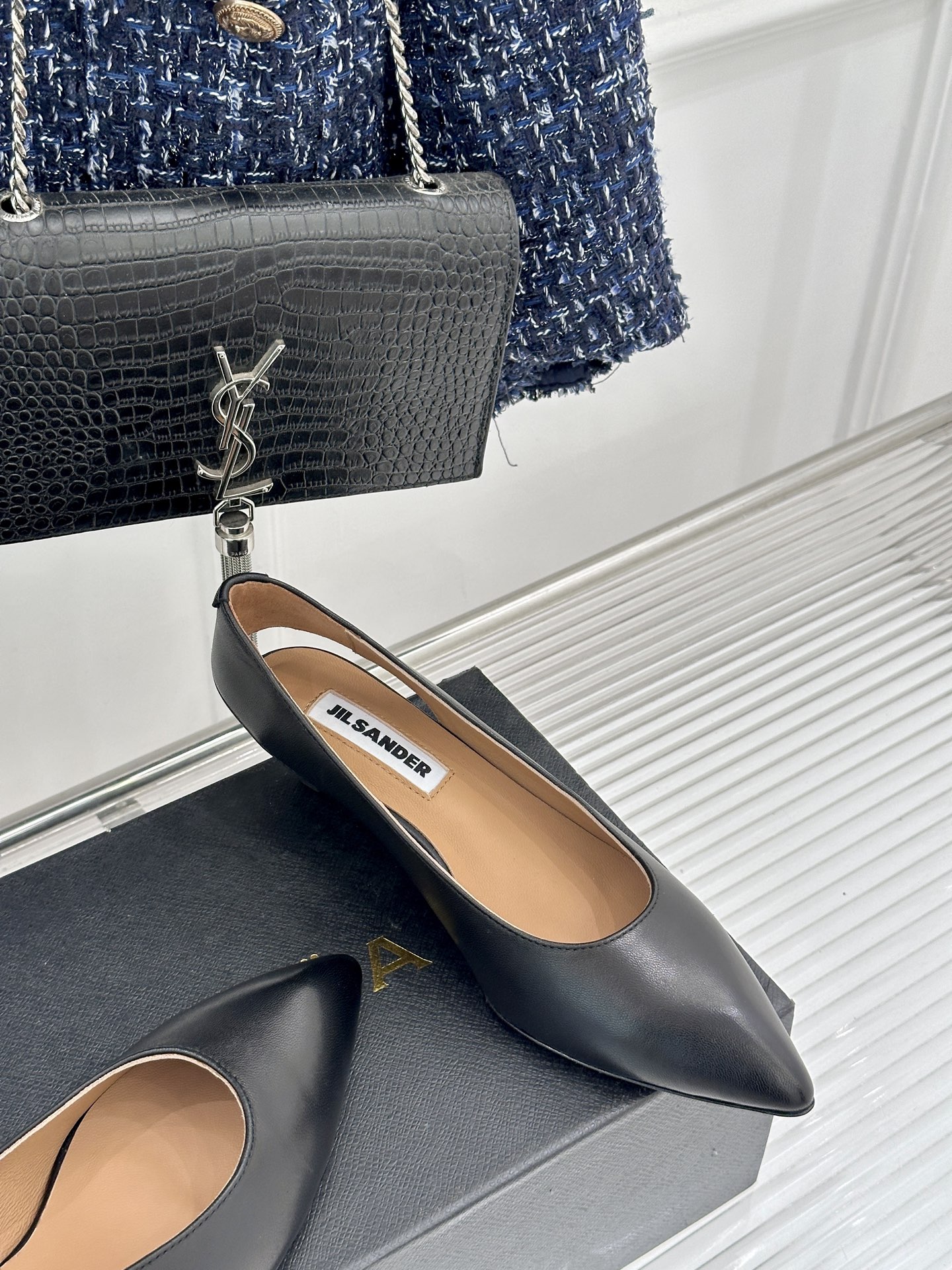Jil Sander/吉尔桑达极26WF新品极简尖头坡跟凉鞋以“少即是多”重构高级日常。利落尖头延展腿部