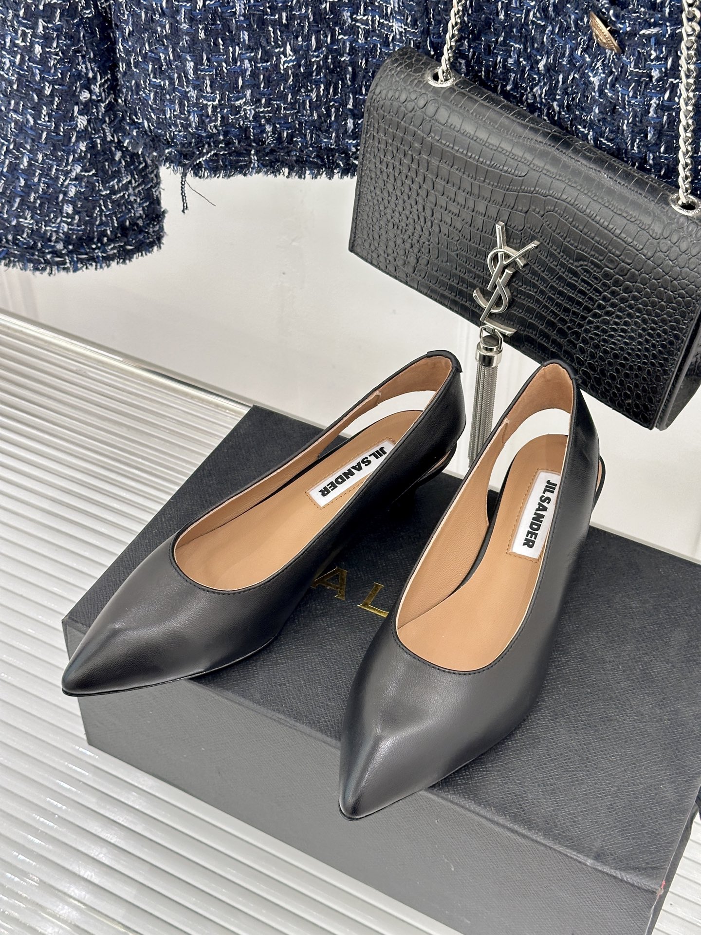 Jil Sander/吉尔桑达极26WF新品极简尖头坡跟凉鞋以“少即是多”重构高级日常。利落尖头延展腿部