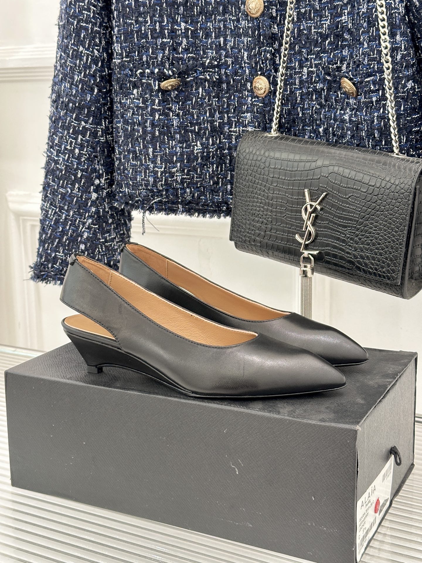 Jil Sander/吉尔桑达极26WF新品极简尖头坡跟凉鞋以“少即是多”重构高级日常。利落尖头延展腿部