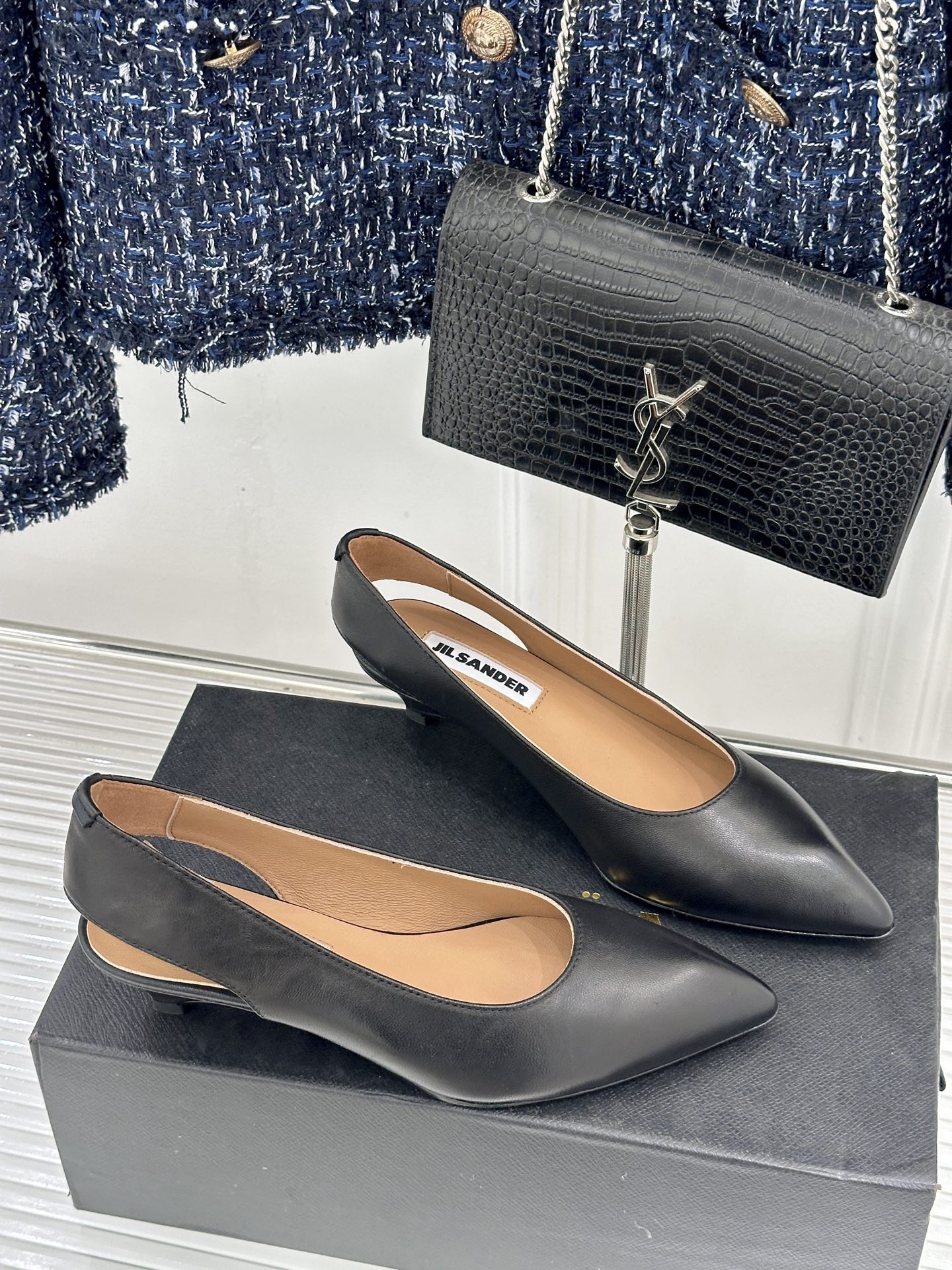 Jil Sander/吉尔桑达极26WF新品极简尖头坡跟凉鞋以“少即是多”重构高级日常。利落尖头延展腿部