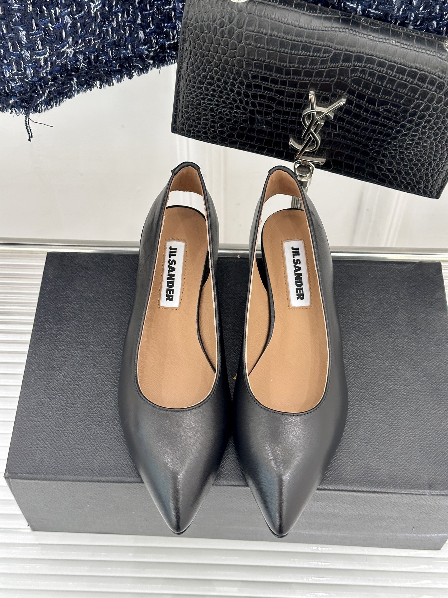Jil Sander/吉尔桑达极26WF新品极简尖头坡跟凉鞋以“少即是多”重构高级日常。利落尖头延展腿部