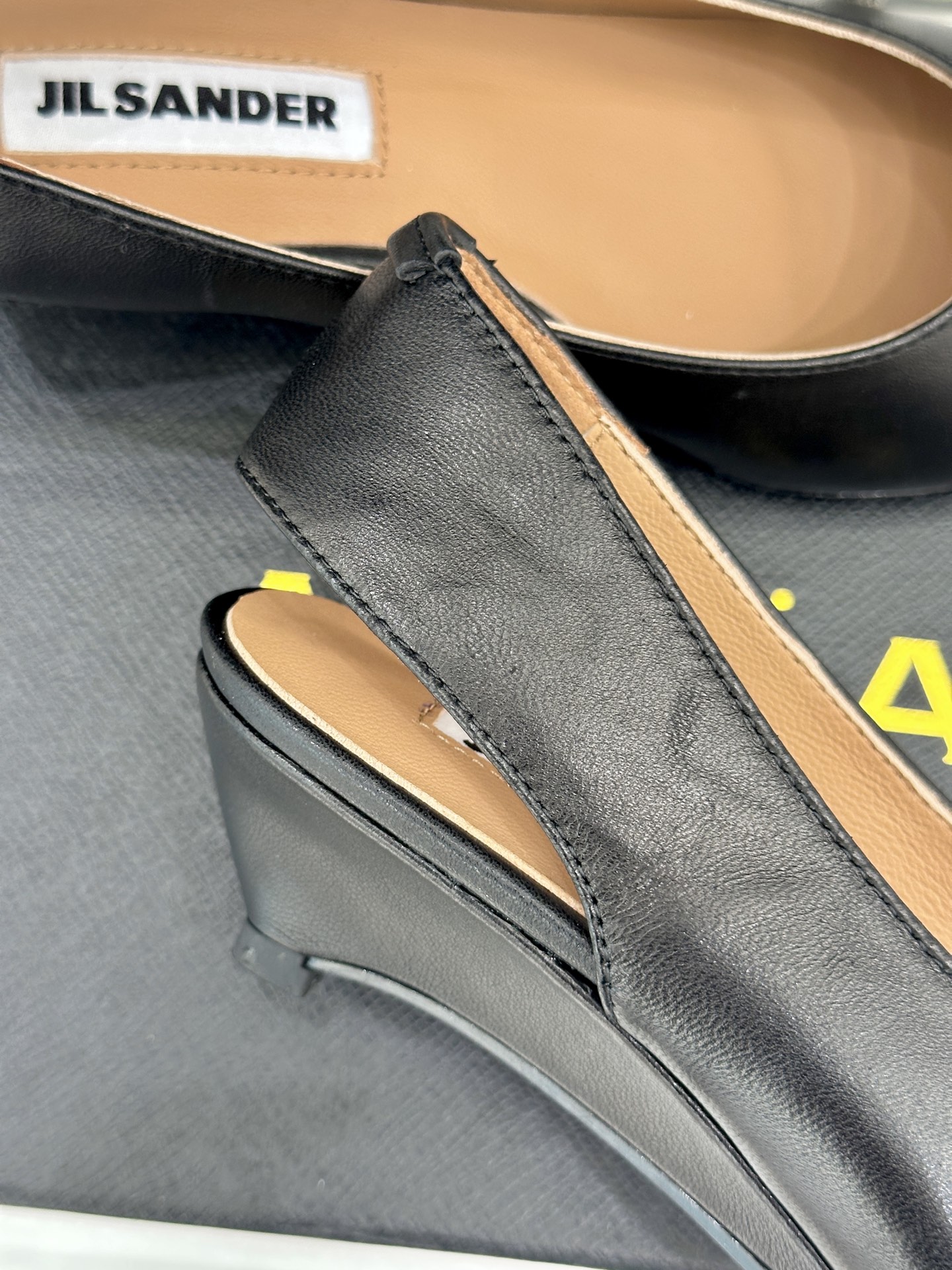 Jil Sander/吉尔桑达极26WF新品极简尖头坡跟凉鞋以“少即是多”重构高级日常。利落尖头延展腿部