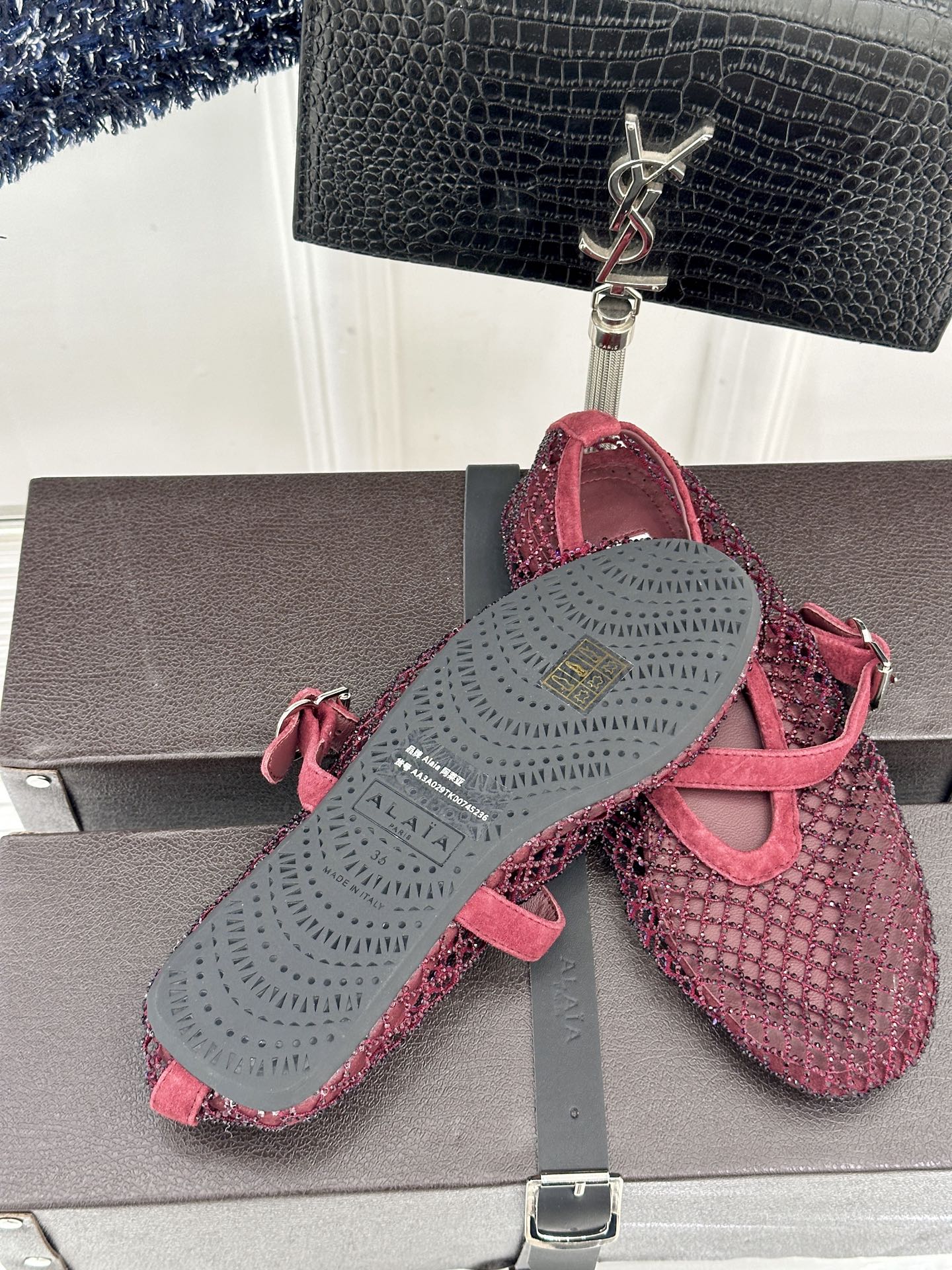 ALAÏA 26WF新品镂空网面水钻平底玛丽珍鞋打破甜腻刻板  注入先锋奢感。高弹网面经精密镂空工艺处理