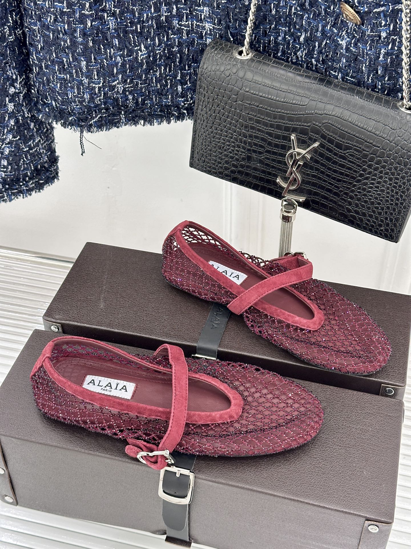 ALAÏA 26WF新品镂空网面水钻平底玛丽珍鞋打破甜腻刻板  注入先锋奢感。高弹网面经精密镂空工艺处理