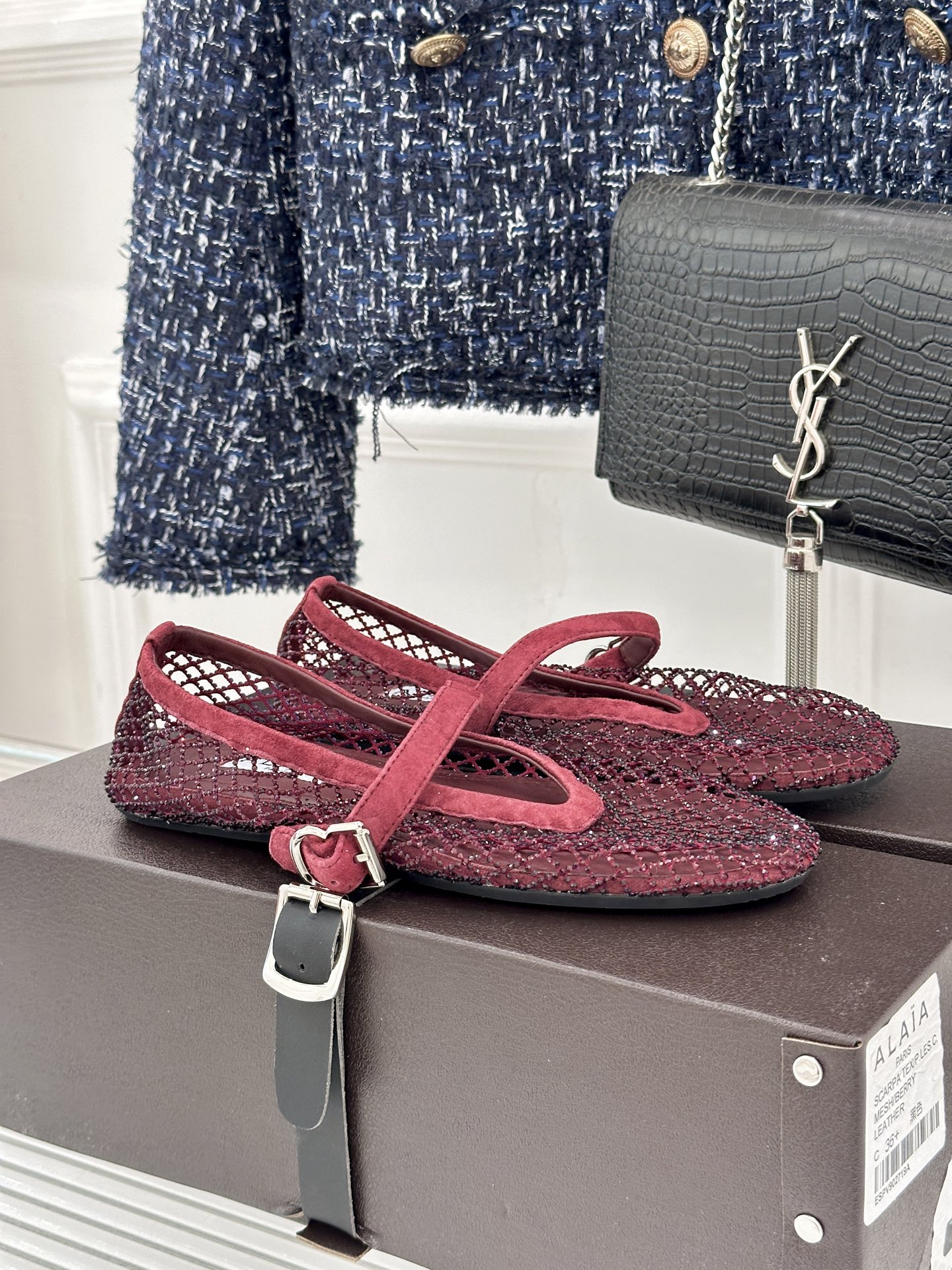 ALAÏA 26WF新品镂空网面水钻平底玛丽珍鞋打破甜腻刻板  注入先锋奢感。高弹网面经精密镂空工艺处理