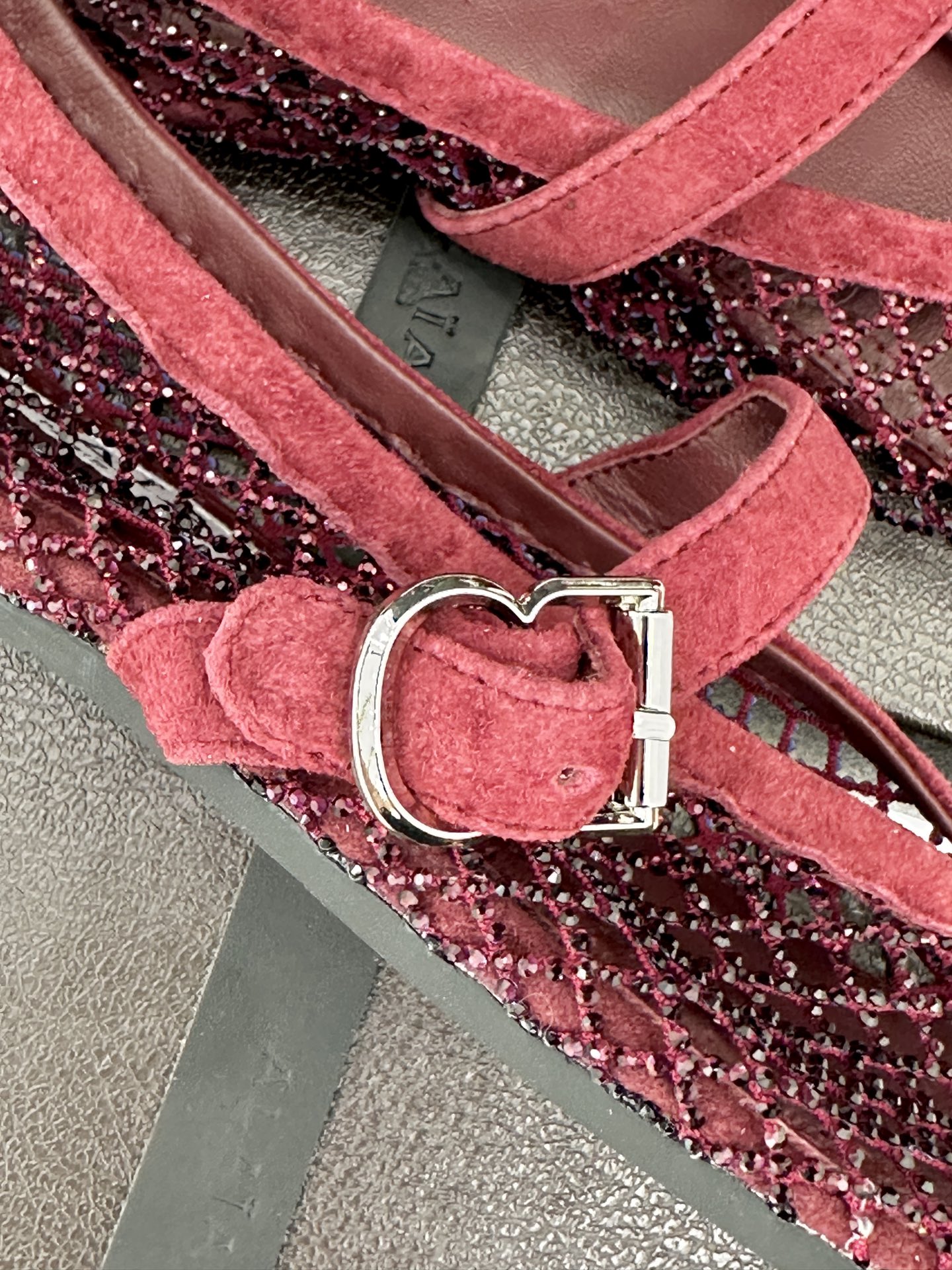 ALAÏA 26WF新品镂空网面水钻平底玛丽珍鞋打破甜腻刻板  注入先锋奢感。高弹网面经精密镂空工艺处理