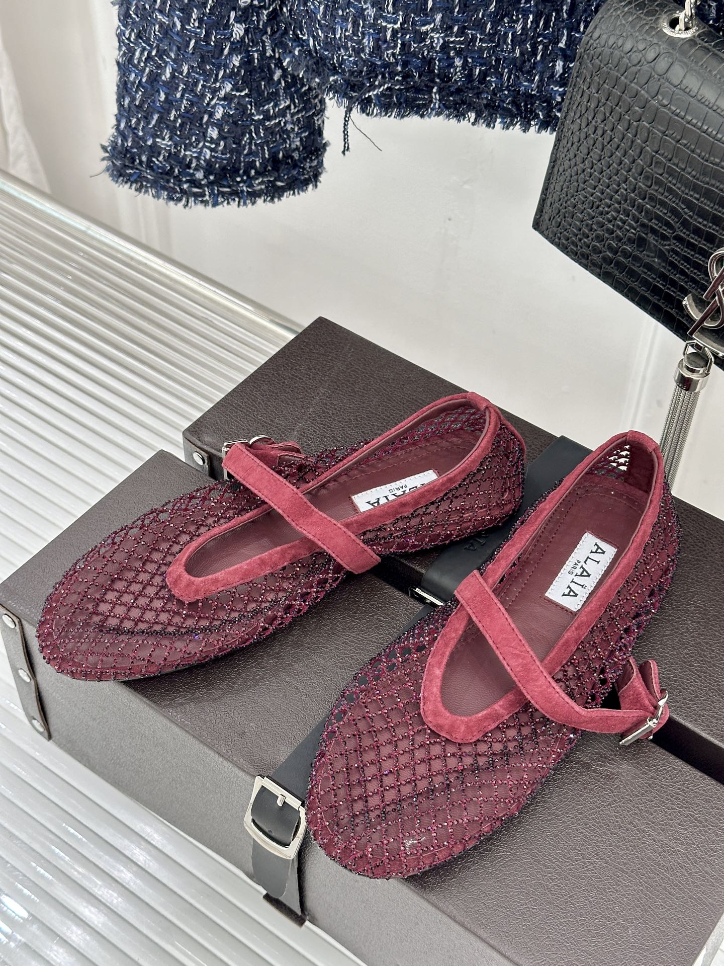 ALAÏA 26WF新品镂空网面水钻平底玛丽珍鞋打破甜腻刻板  注入先锋奢感。高弹网面经精密镂空工艺处理