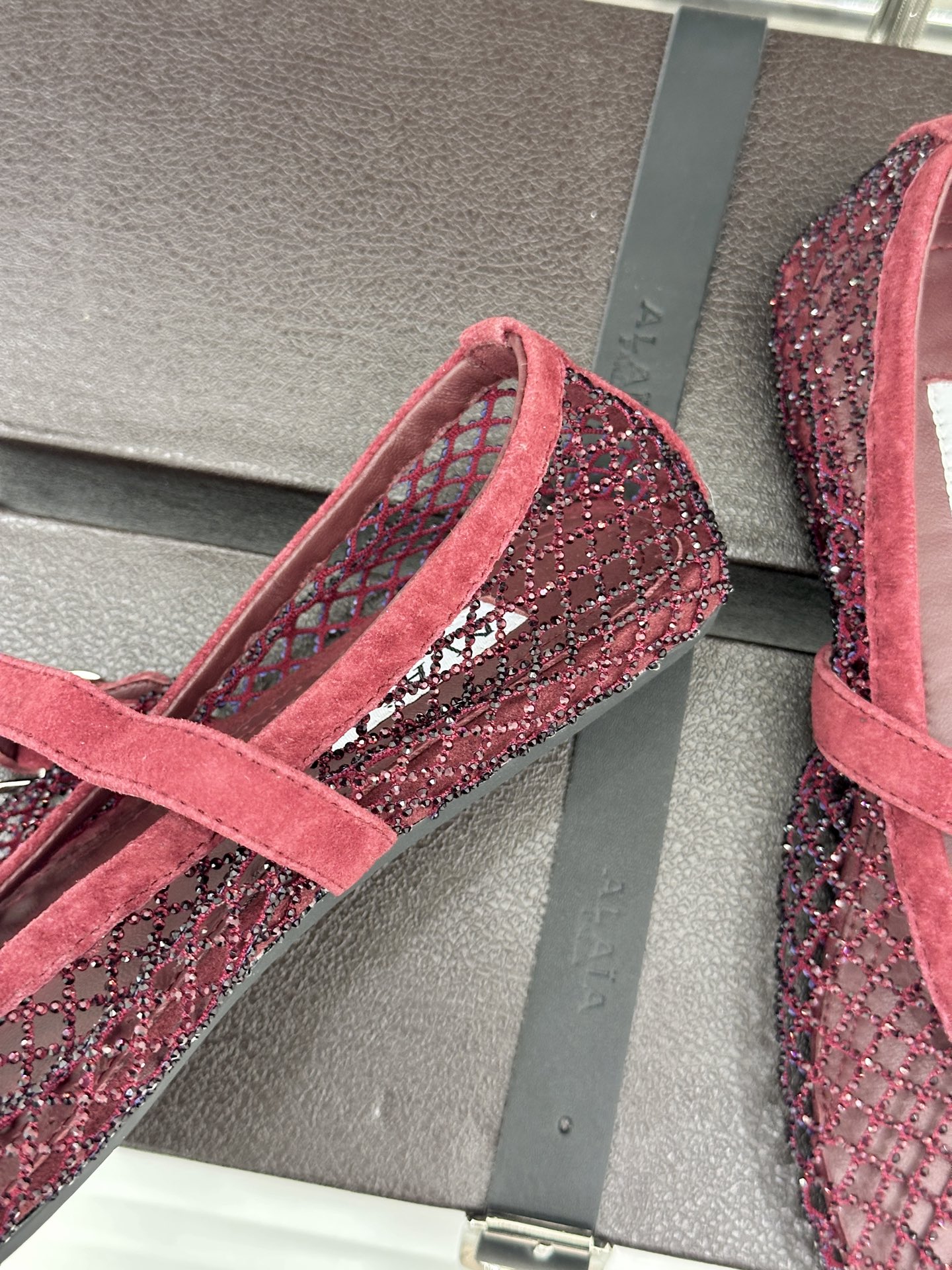 ALAÏA 26WF新品镂空网面水钻平底玛丽珍鞋打破甜腻刻板  注入先锋奢感。高弹网面经精密镂空工艺处理