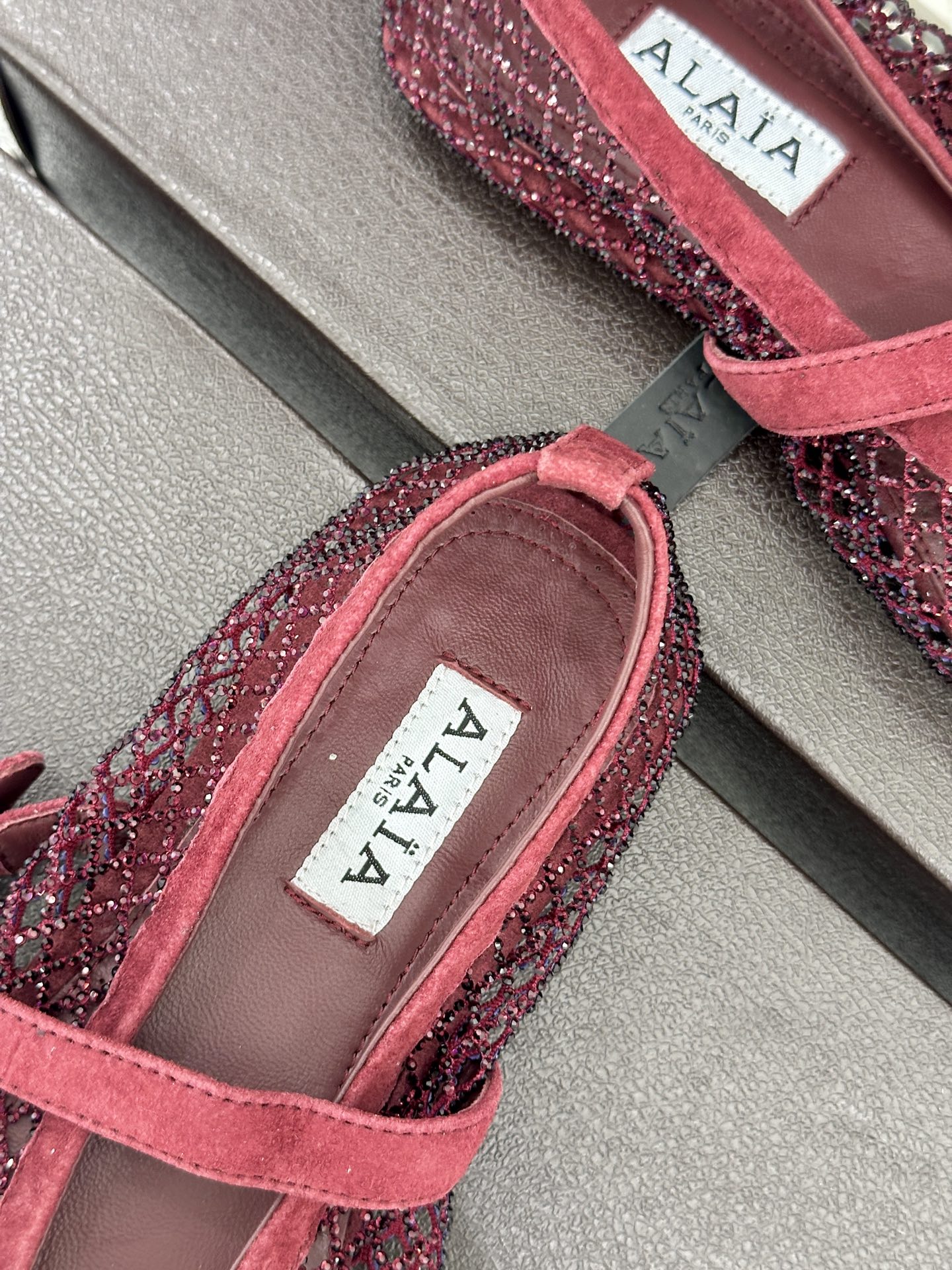 ALAÏA 26WF新品镂空网面水钻平底玛丽珍鞋打破甜腻刻板  注入先锋奢感。高弹网面经精密镂空工艺处理
