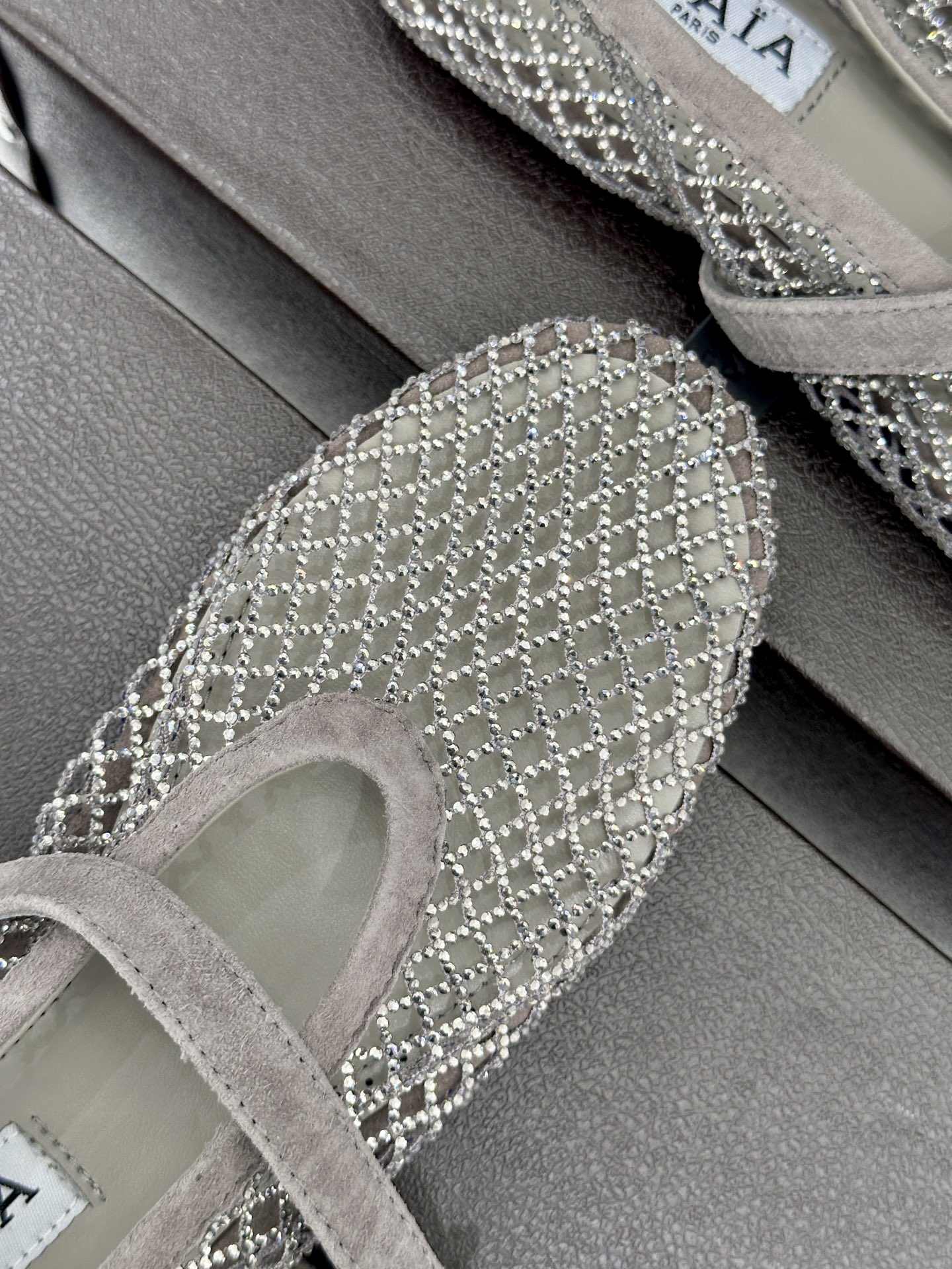 ALAÏA 26WF新品镂空网面水钻平底玛丽珍鞋打破甜腻刻板  注入先锋奢感。高弹网面经精密镂空工艺处理
