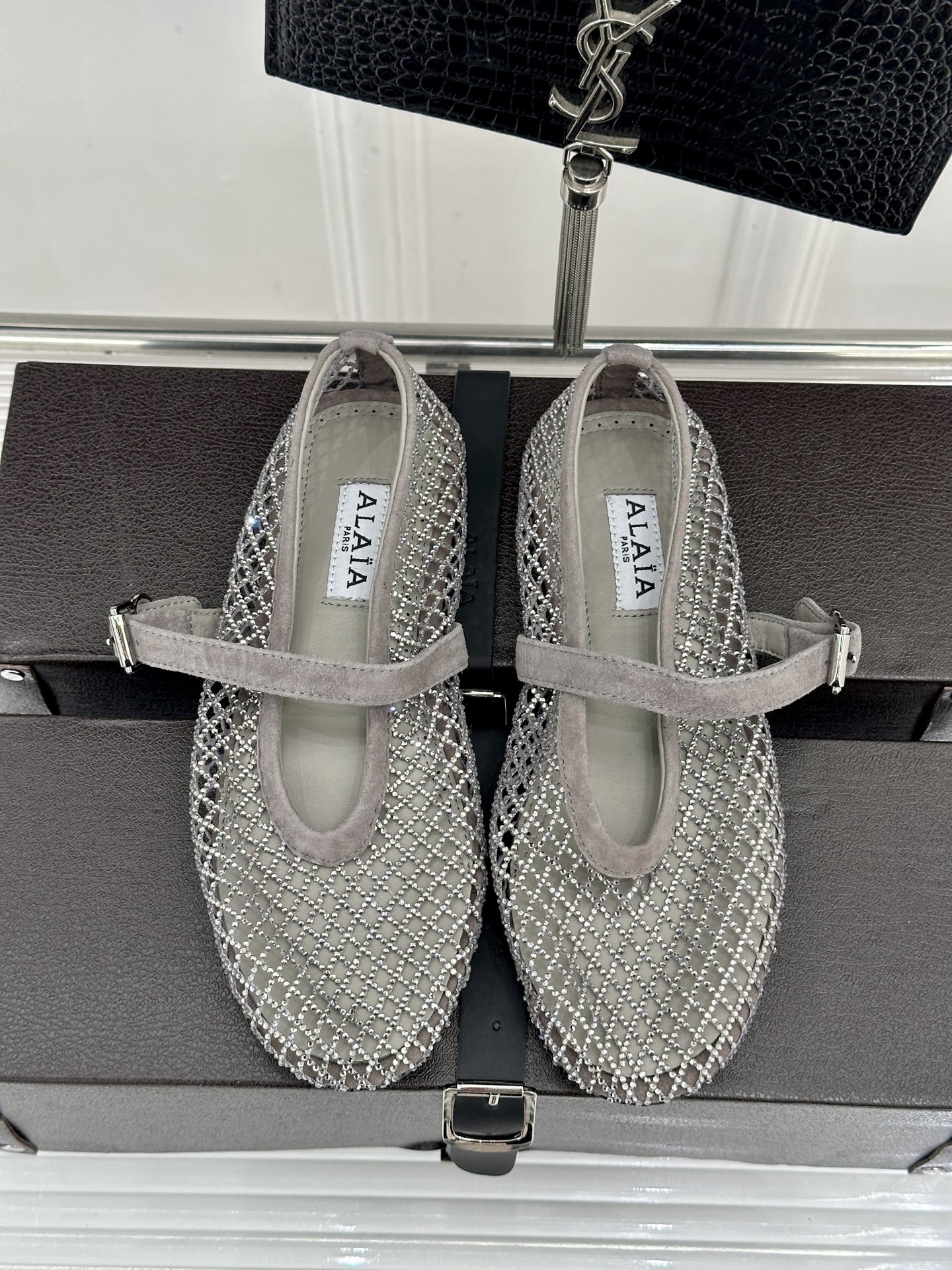 ALAÏA 26WF新品镂空网面水钻平底玛丽珍鞋打破甜腻刻板  注入先锋奢感。高弹网面经精密镂空工艺处理