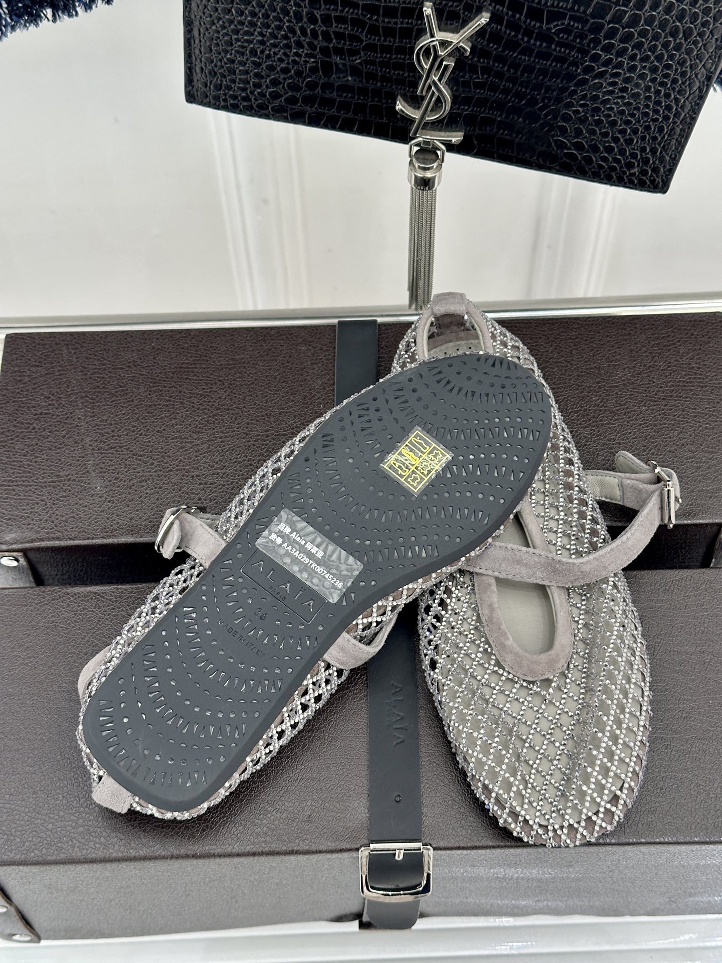ALAÏA 26WF新品镂空网面水钻平底玛丽珍鞋打破甜腻刻板  注入先锋奢感。高弹网面经精密镂空工艺处理