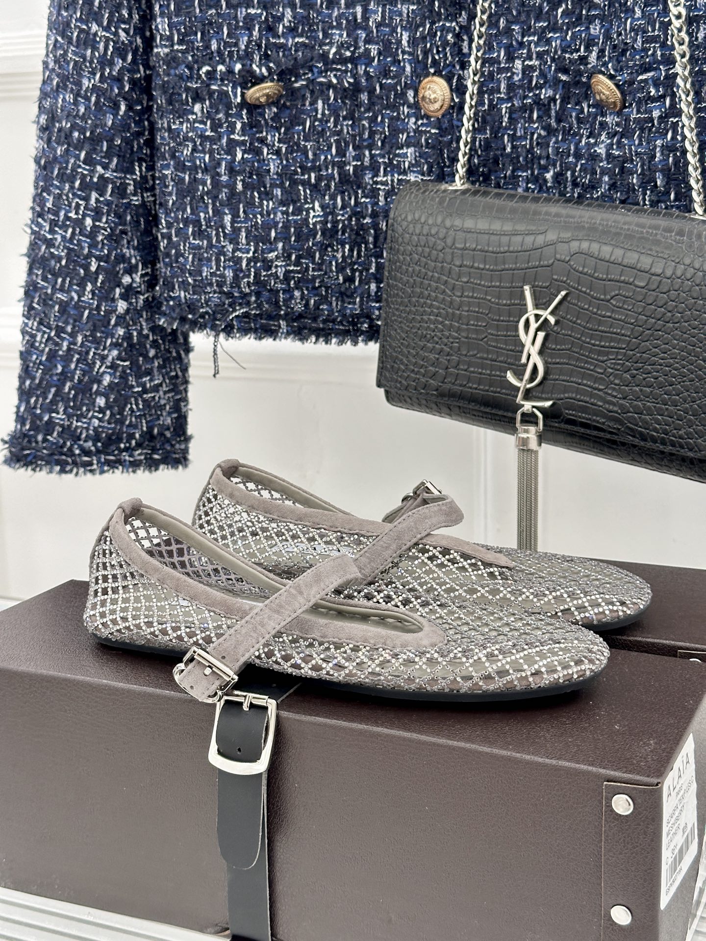 ALAÏA 26WF新品镂空网面水钻平底玛丽珍鞋打破甜腻刻板  注入先锋奢感。高弹网面经精密镂空工艺处理