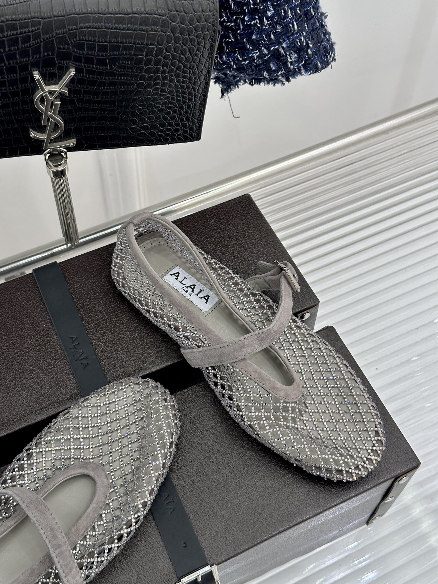 ALAÏA 26WF新品镂空网面水钻平底玛丽珍鞋打破甜腻刻板  注入先锋奢感。高弹网面经精密镂空工艺处理