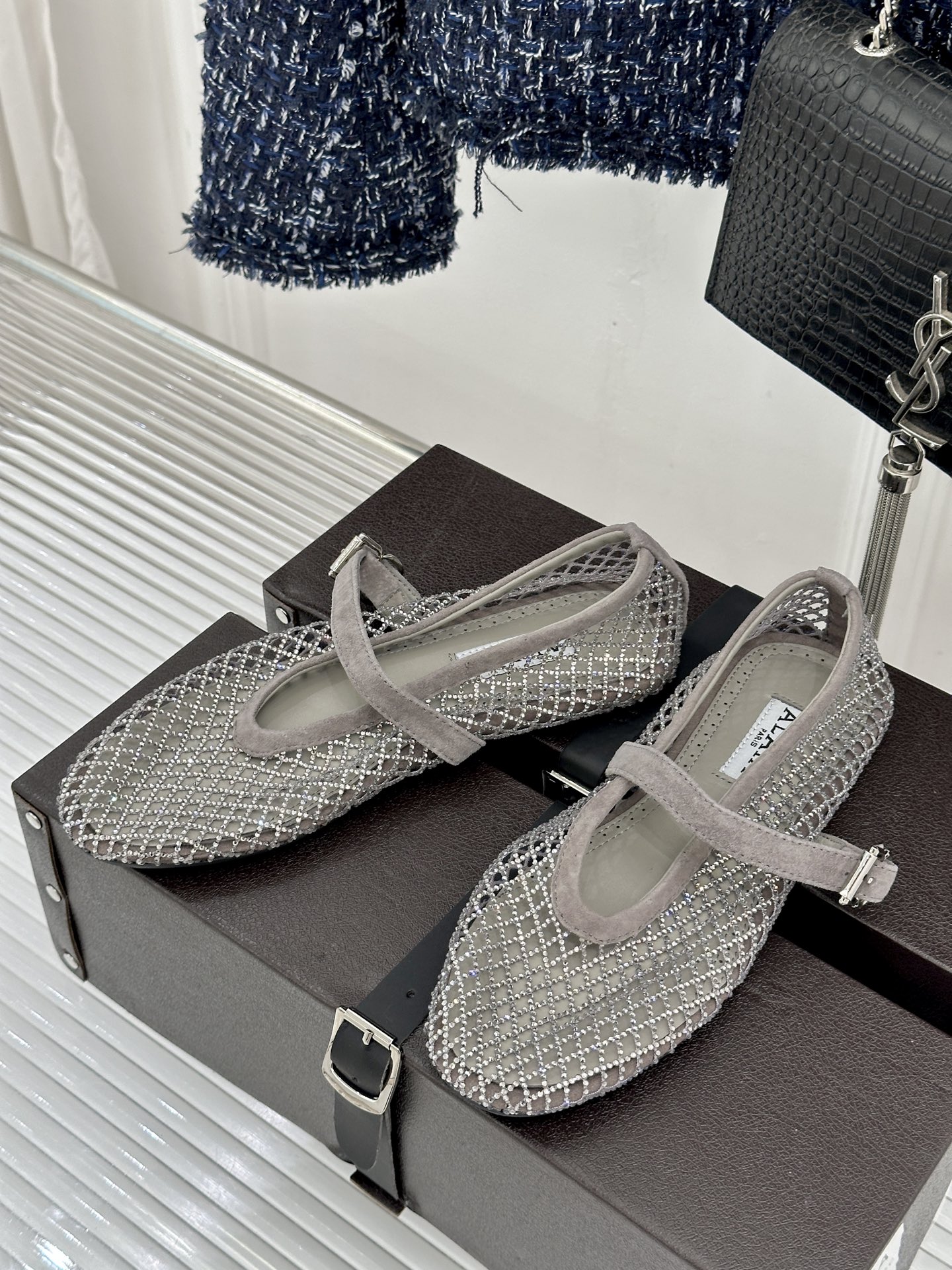 ALAÏA 26WF新品镂空网面水钻平底玛丽珍鞋打破甜腻刻板  注入先锋奢感。高弹网面经精密镂空工艺处理