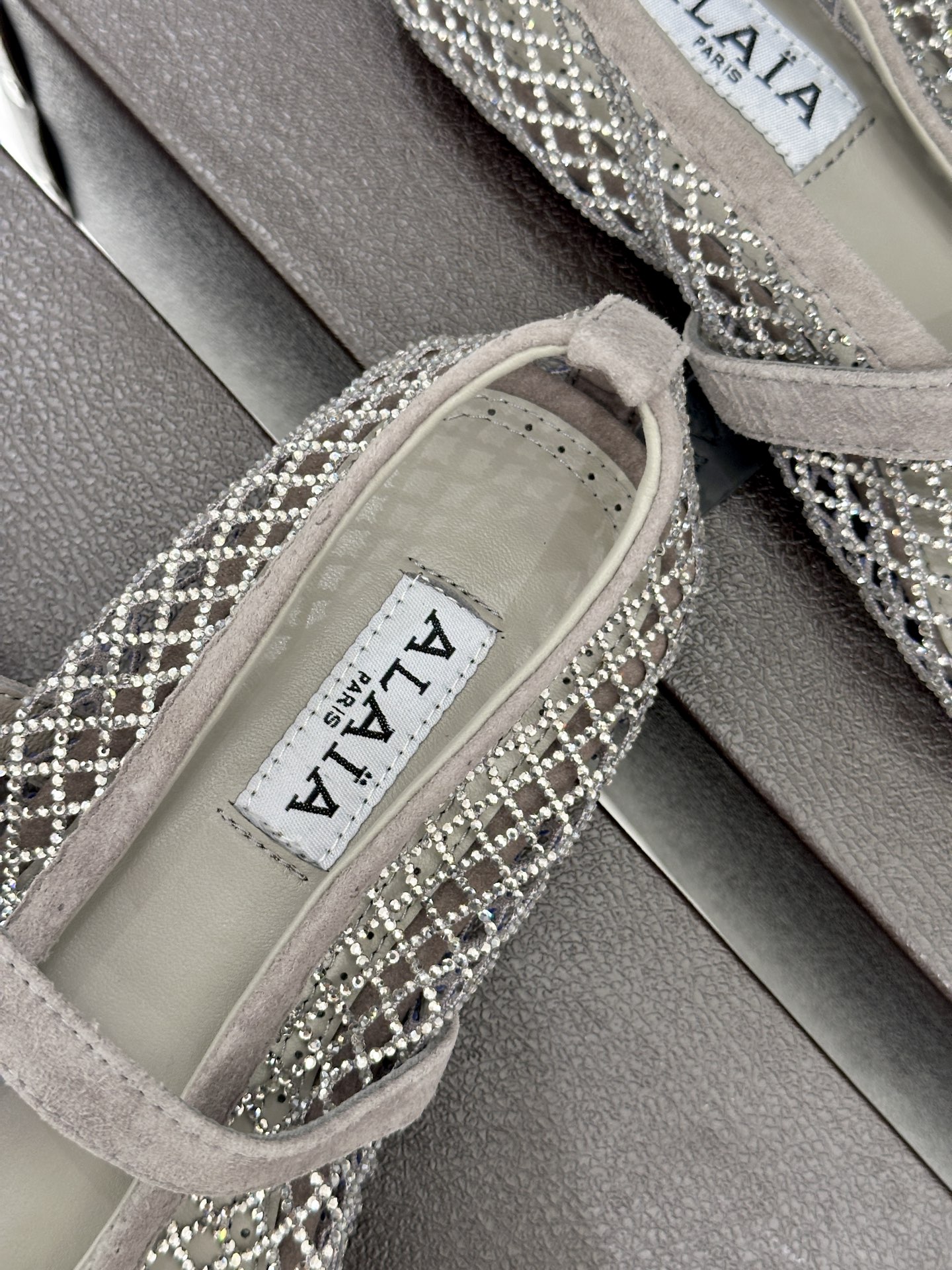 ALAÏA 26WF新品镂空网面水钻平底玛丽珍鞋打破甜腻刻板  注入先锋奢感。高弹网面经精密镂空工艺处理