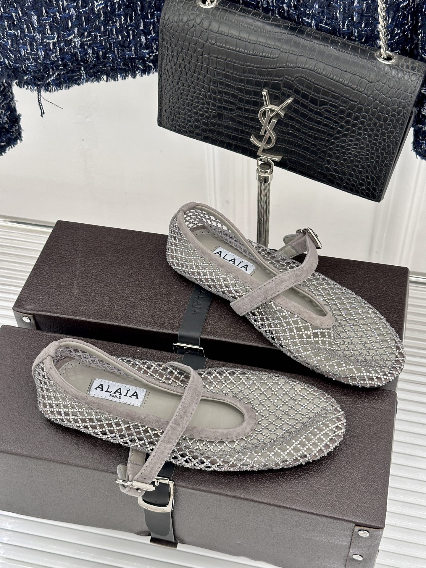ALAÏA 26WF新品镂空网面水钻平底玛丽珍鞋打破甜腻刻板  注入先锋奢感。高弹网面经精密镂空工艺处理