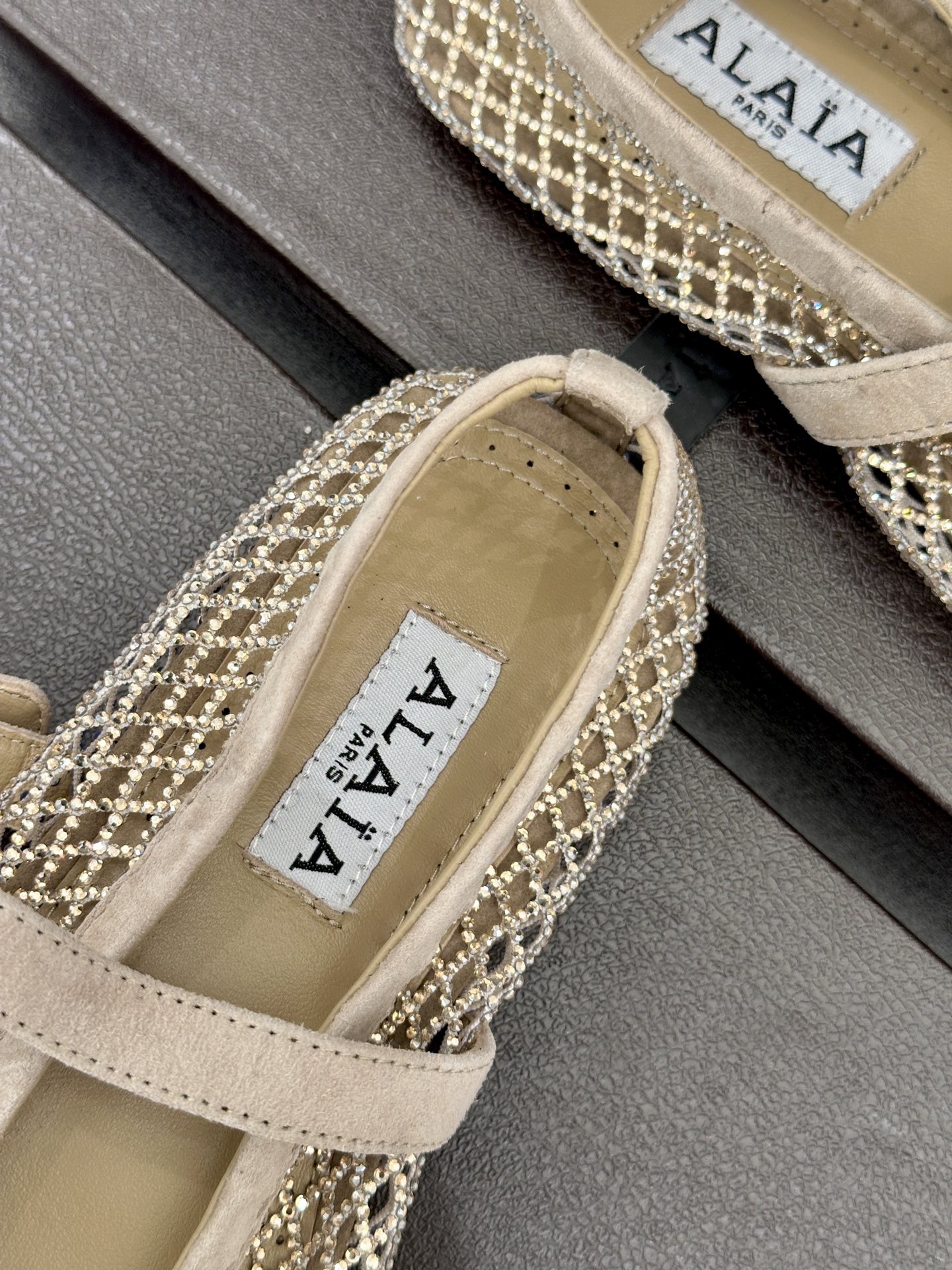 ALAÏA 26WF新品镂空网面水钻平底玛丽珍鞋打破甜腻刻板  注入先锋奢感。高弹网面经精密镂空工艺处理