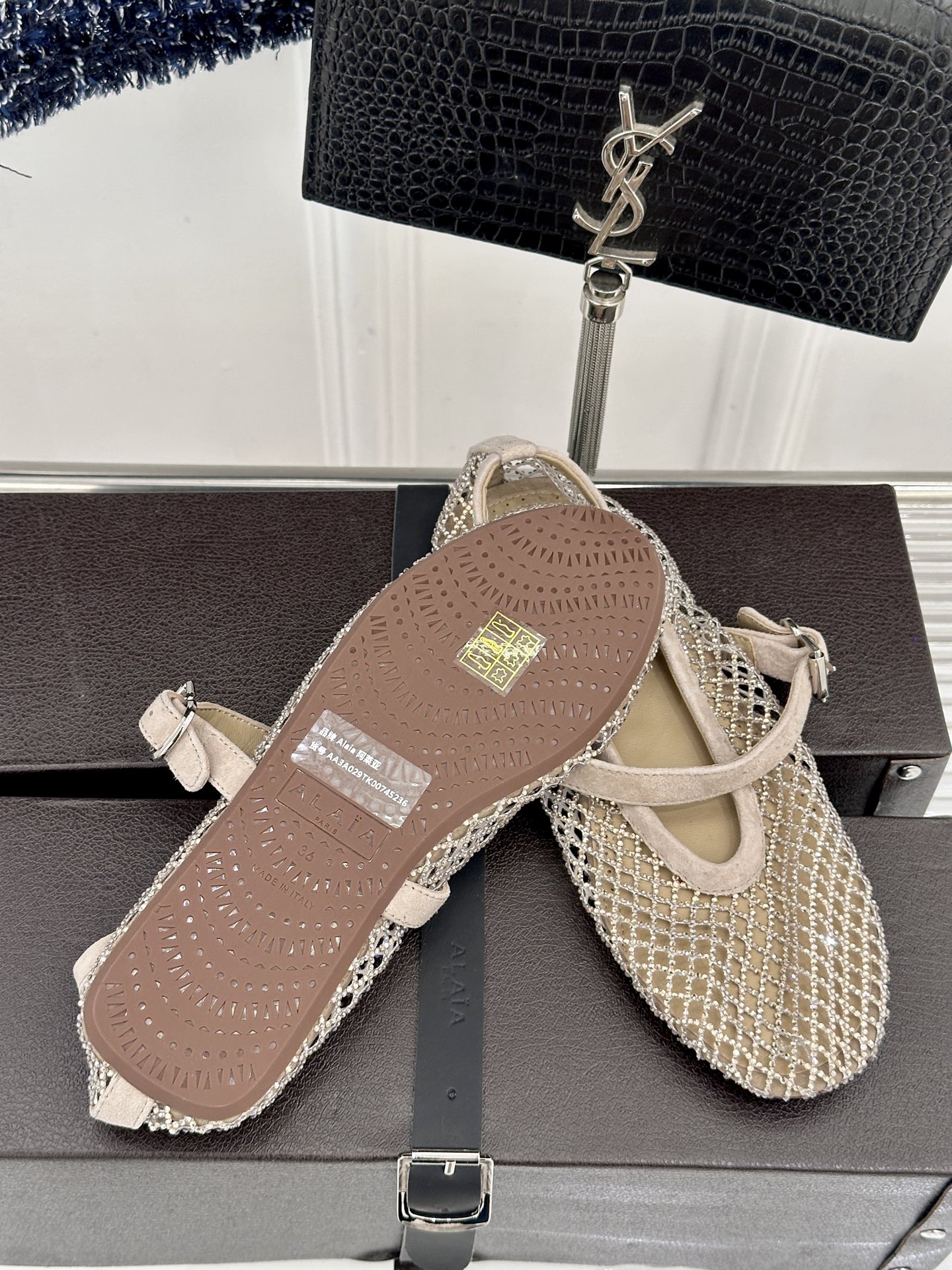 ALAÏA 26WF新品镂空网面水钻平底玛丽珍鞋打破甜腻刻板  注入先锋奢感。高弹网面经精密镂空工艺处理