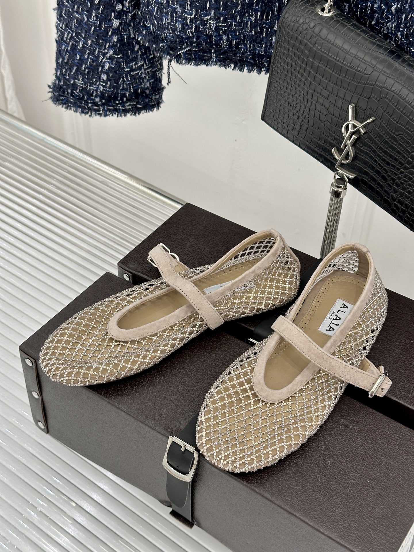 ALAÏA 26WF新品镂空网面水钻平底玛丽珍鞋打破甜腻刻板  注入先锋奢感。高弹网面经精密镂空工艺处理