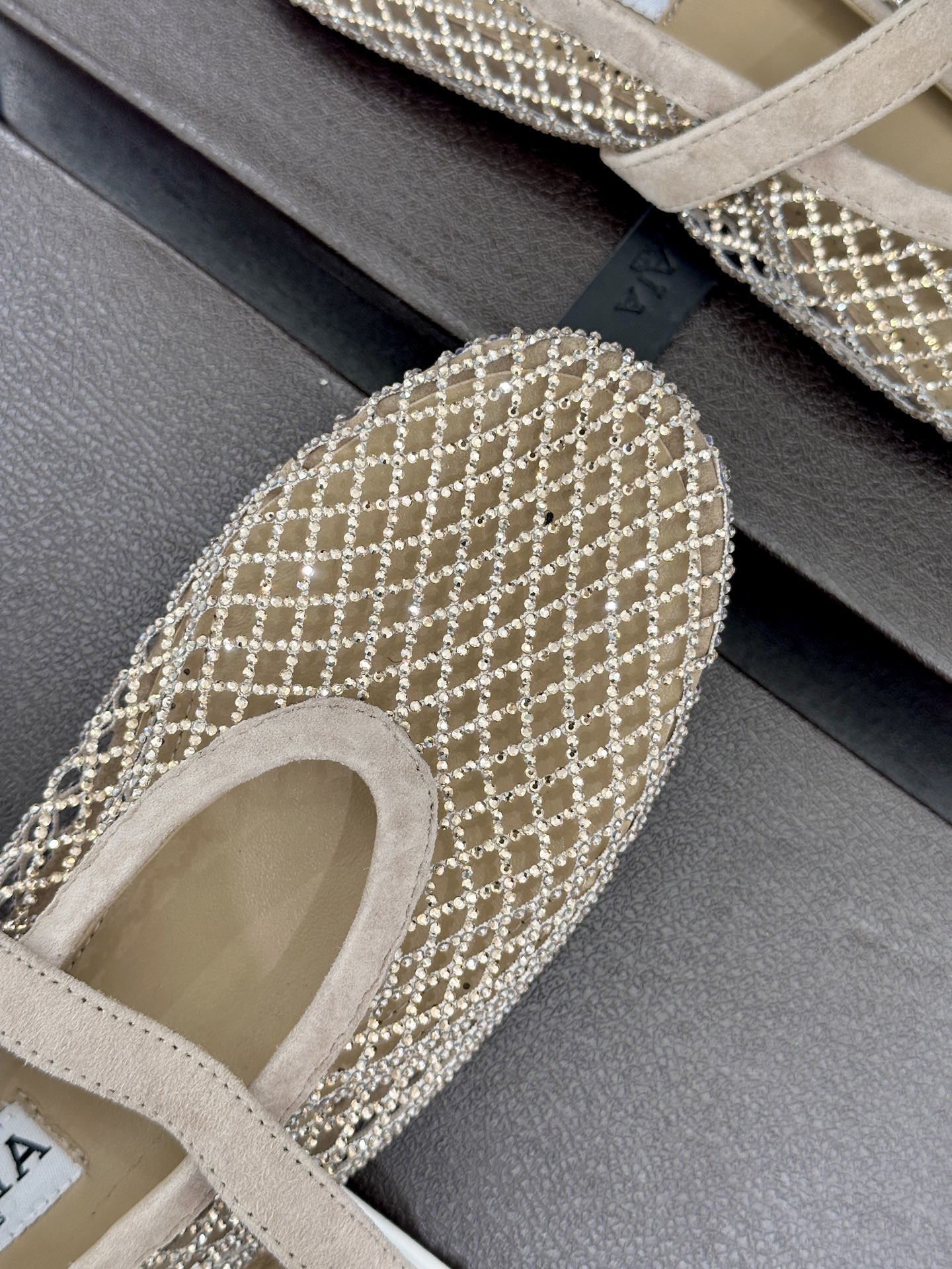 ALAÏA 26WF新品镂空网面水钻平底玛丽珍鞋打破甜腻刻板  注入先锋奢感。高弹网面经精密镂空工艺处理