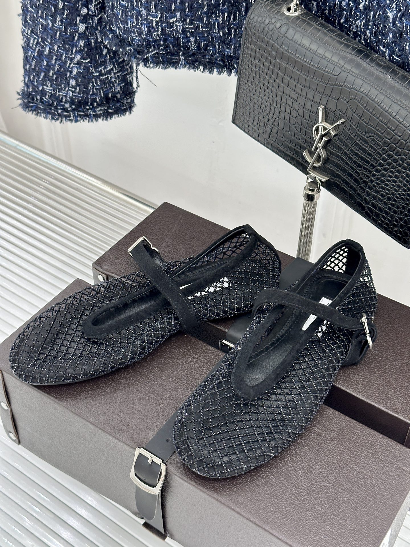 ALAÏA 26WF新品镂空网面水钻平底玛丽珍鞋打破甜腻刻板  注入先锋奢感。高弹网面经精密镂空工艺处理