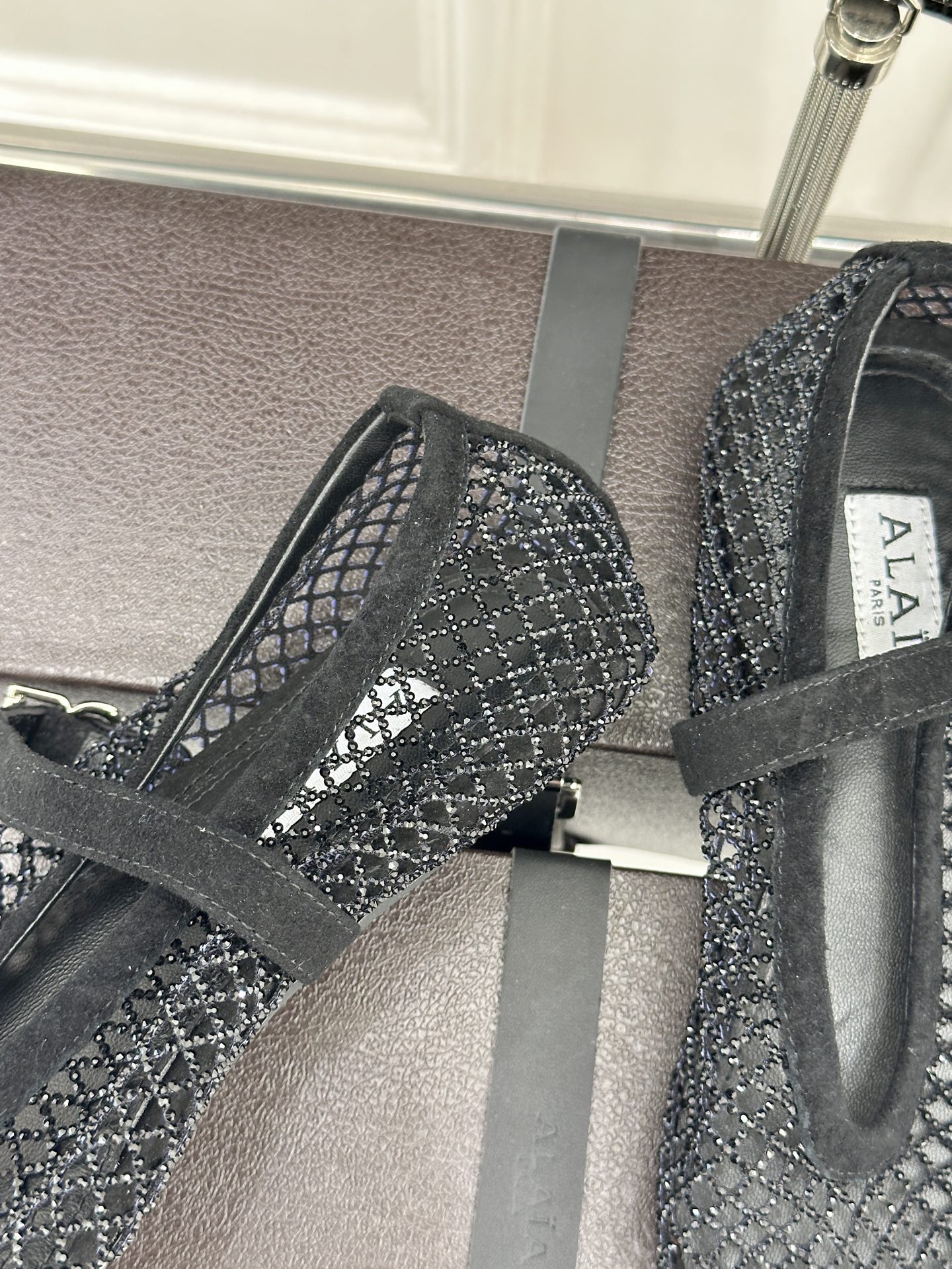 ALAÏA 26WF新品镂空网面水钻平底玛丽珍鞋打破甜腻刻板  注入先锋奢感。高弹网面经精密镂空工艺处理
