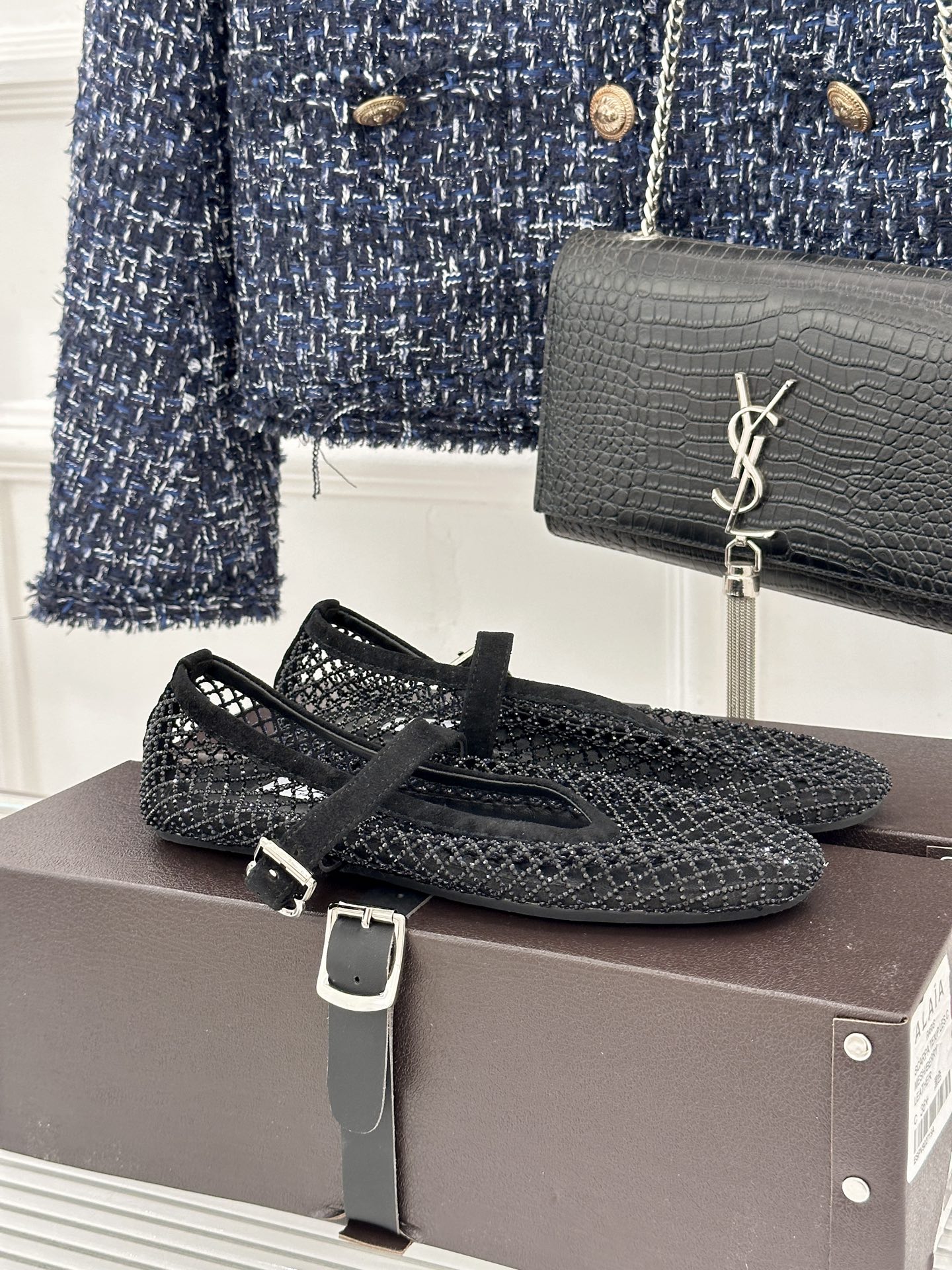 ALAÏA 26WF新品镂空网面水钻平底玛丽珍鞋打破甜腻刻板  注入先锋奢感。高弹网面经精密镂空工艺处理