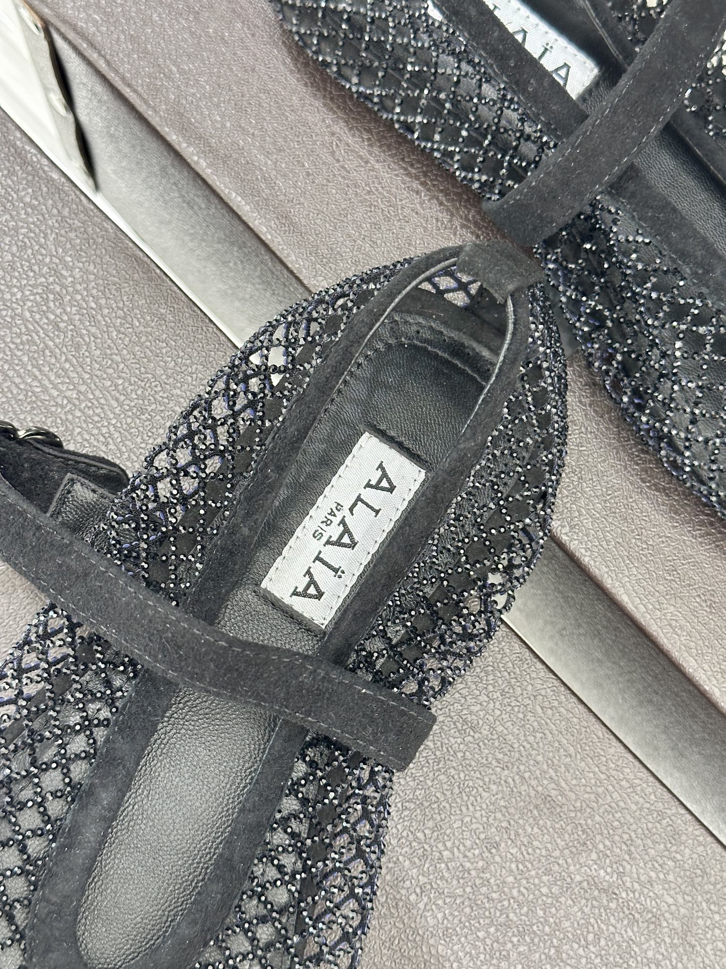 ALAÏA 26WF新品镂空网面水钻平底玛丽珍鞋打破甜腻刻板  注入先锋奢感。高弹网面经精密镂空工艺处理