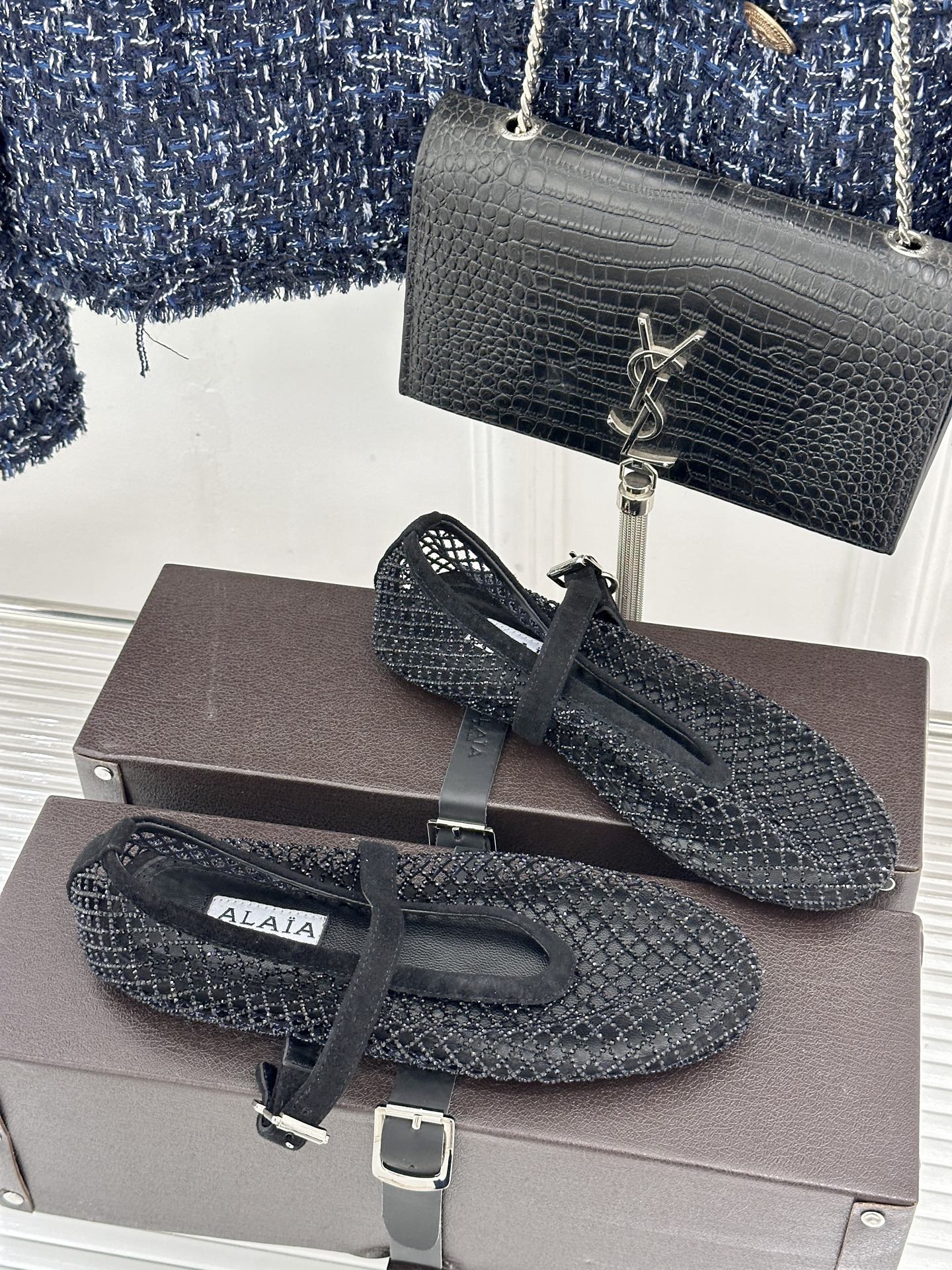 ALAÏA 26WF新品镂空网面水钻平底玛丽珍鞋打破甜腻刻板  注入先锋奢感。高弹网面经精密镂空工艺处理