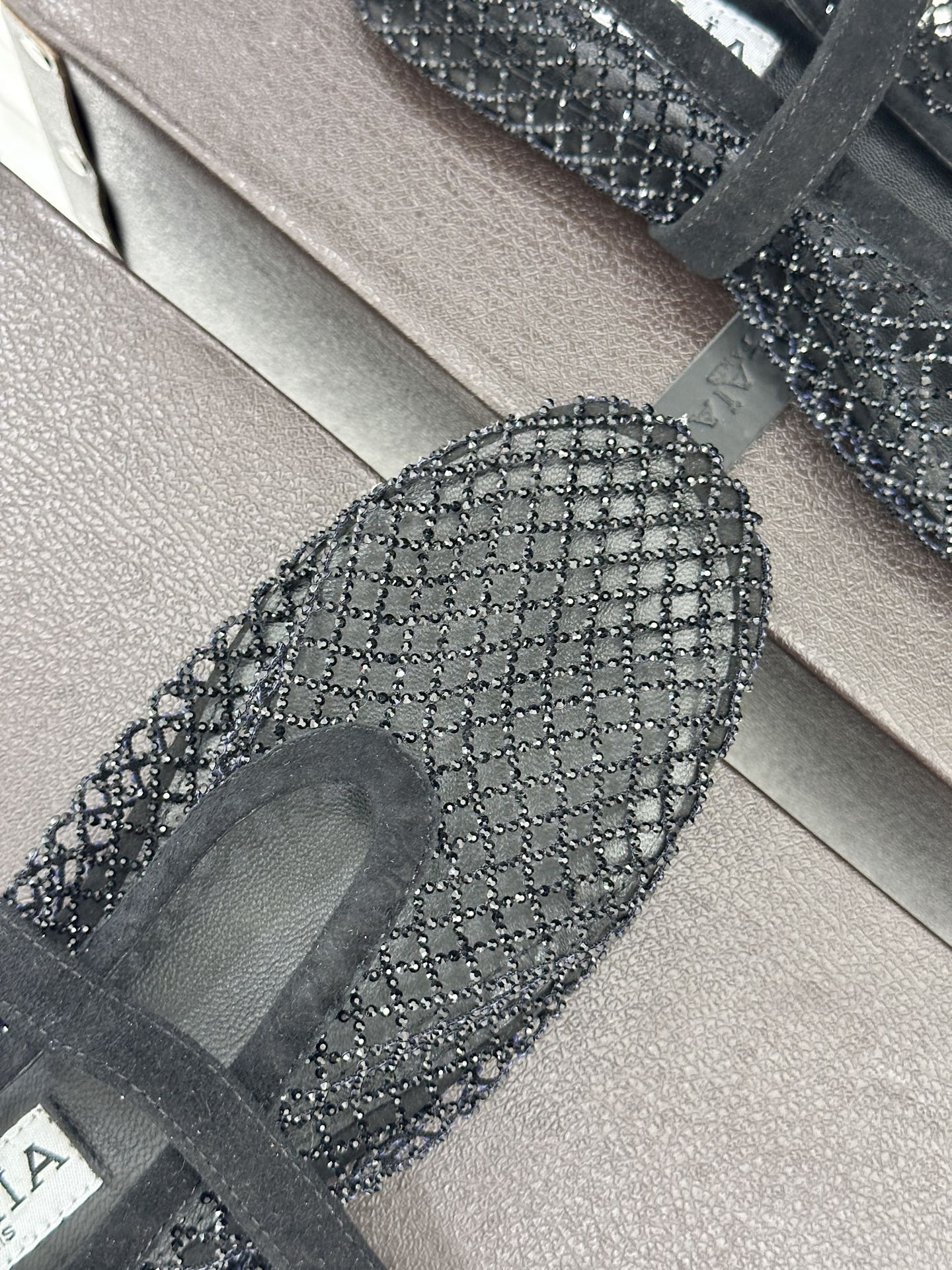 ALAÏA 26WF新品镂空网面水钻平底玛丽珍鞋打破甜腻刻板  注入先锋奢感。高弹网面经精密镂空工艺处理