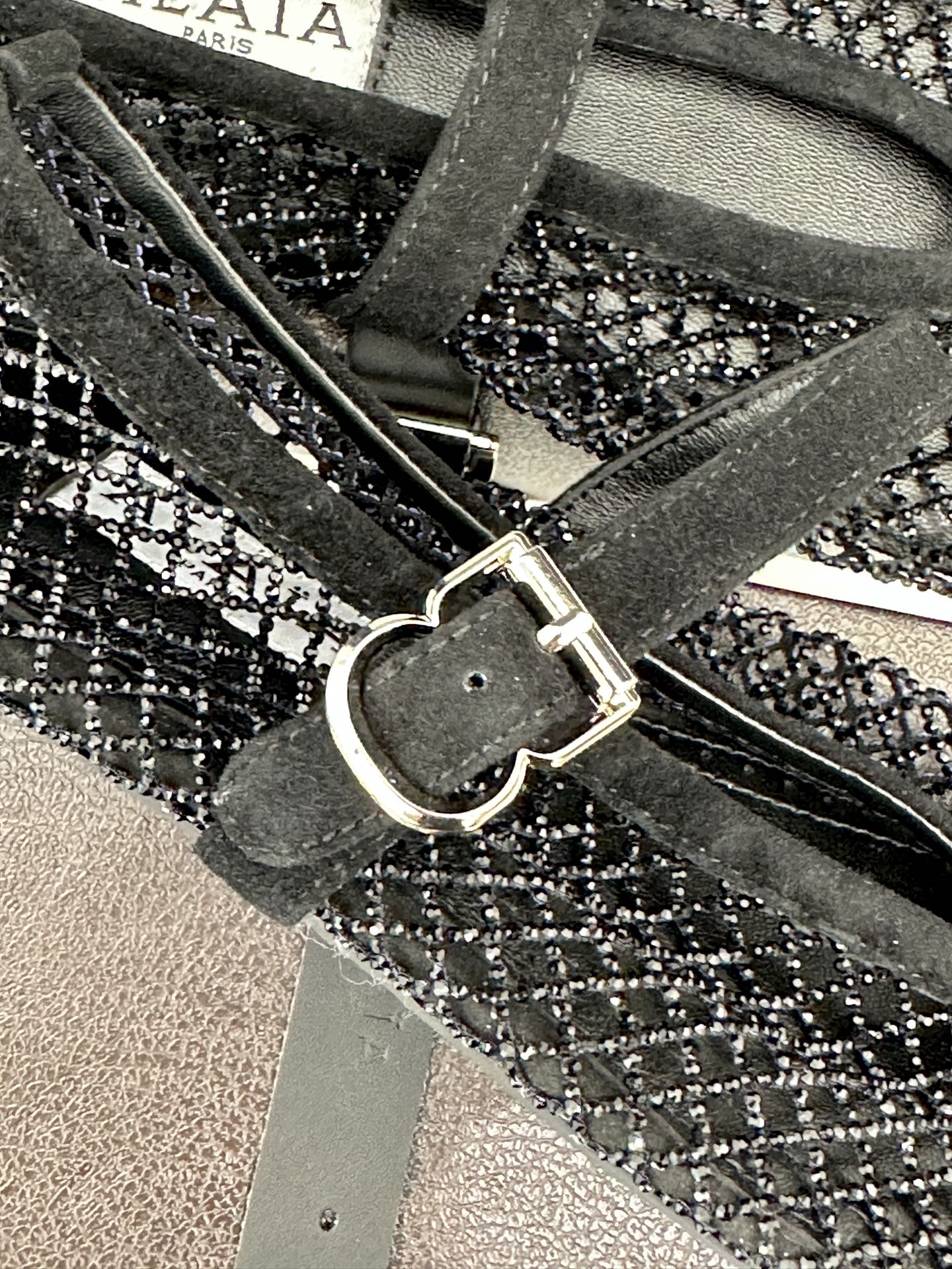 ALAÏA 26WF新品镂空网面水钻平底玛丽珍鞋打破甜腻刻板  注入先锋奢感。高弹网面经精密镂空工艺处理