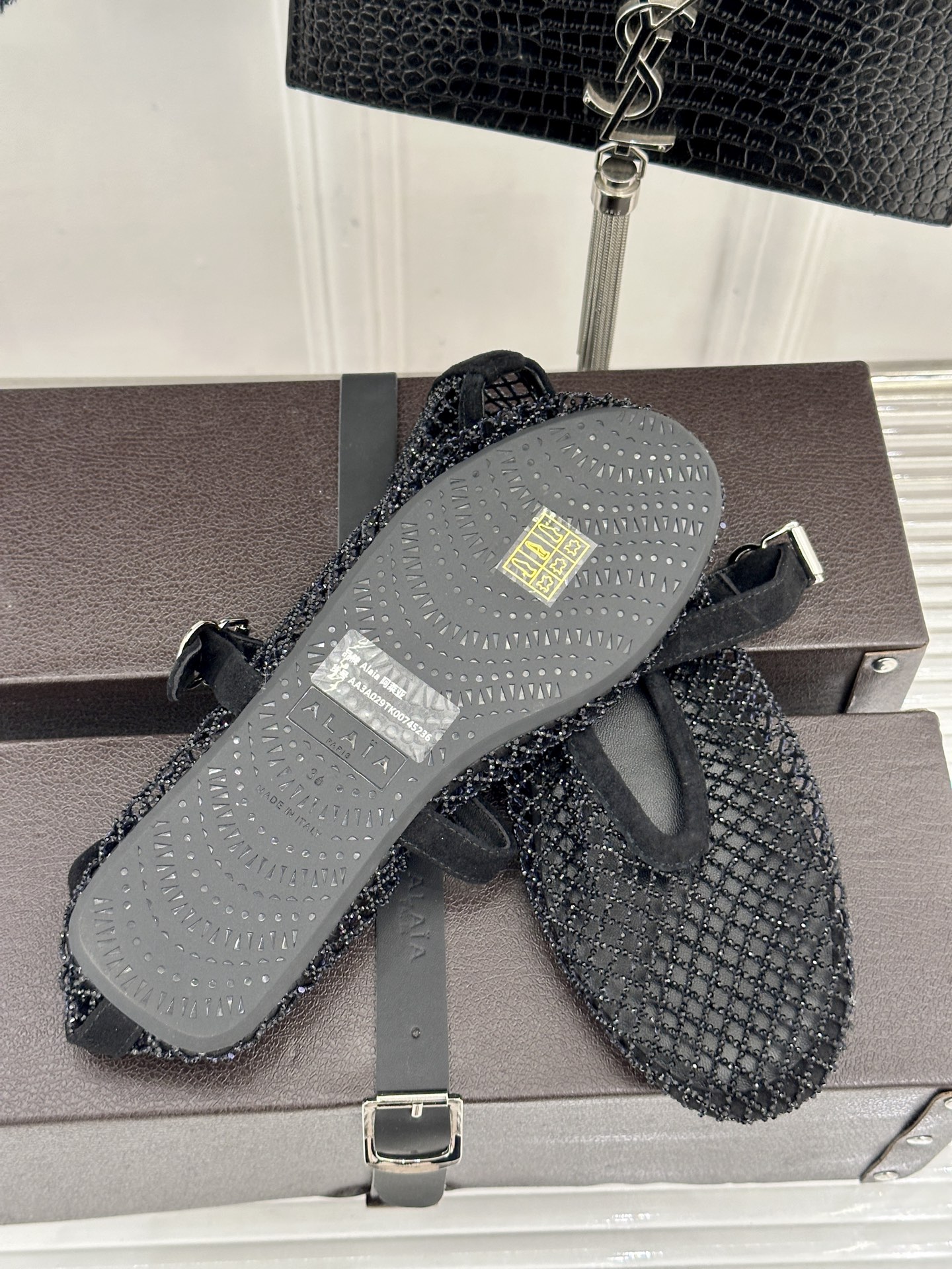 ALAÏA 26WF新品镂空网面水钻平底玛丽珍鞋打破甜腻刻板  注入先锋奢感。高弹网面经精密镂空工艺处理