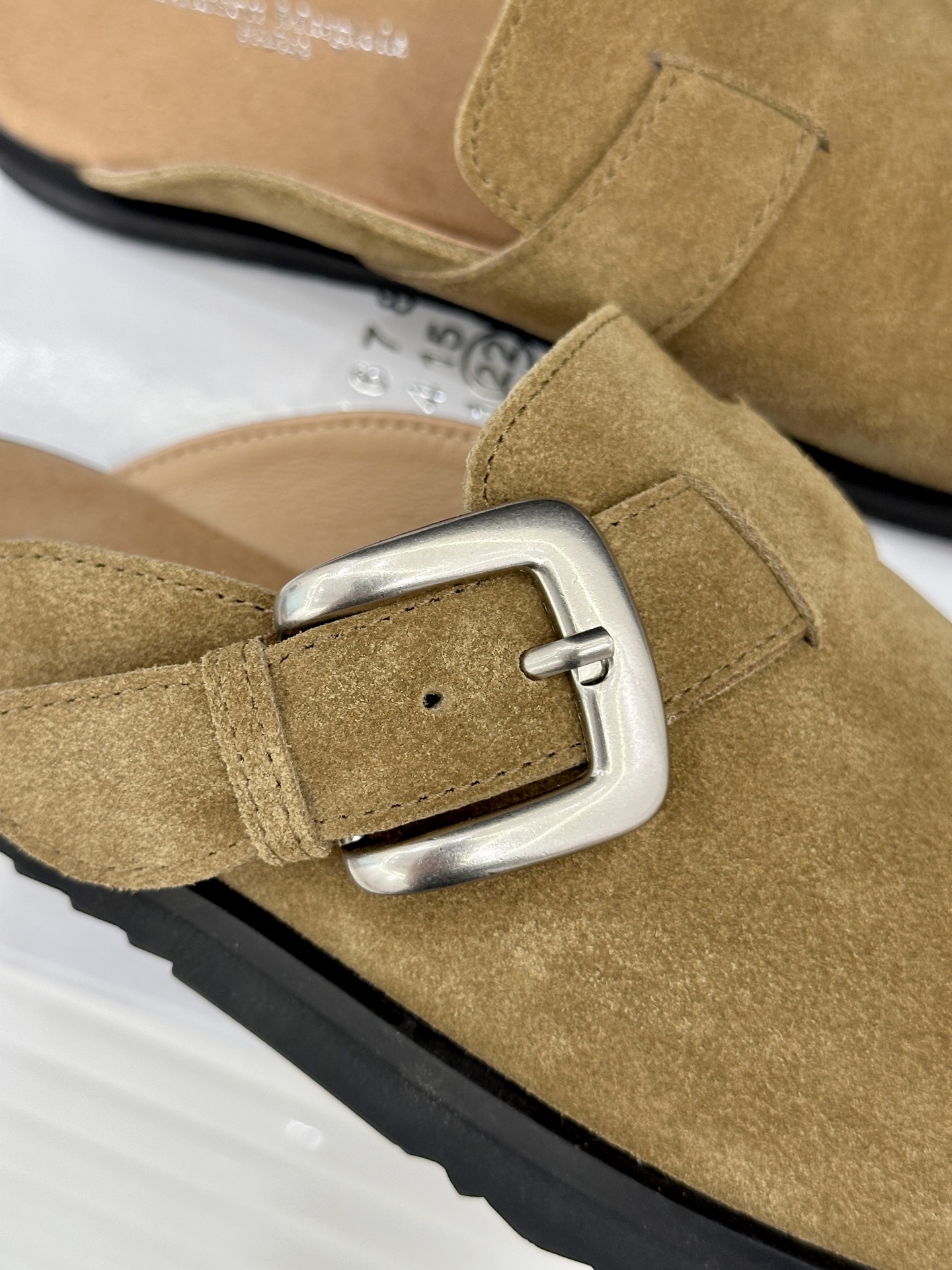 MaisonMargiela｜MM6马吉拉26WF新品金属扣包头勃肯半拖极简叙事   藏先锋锋芒。精选细