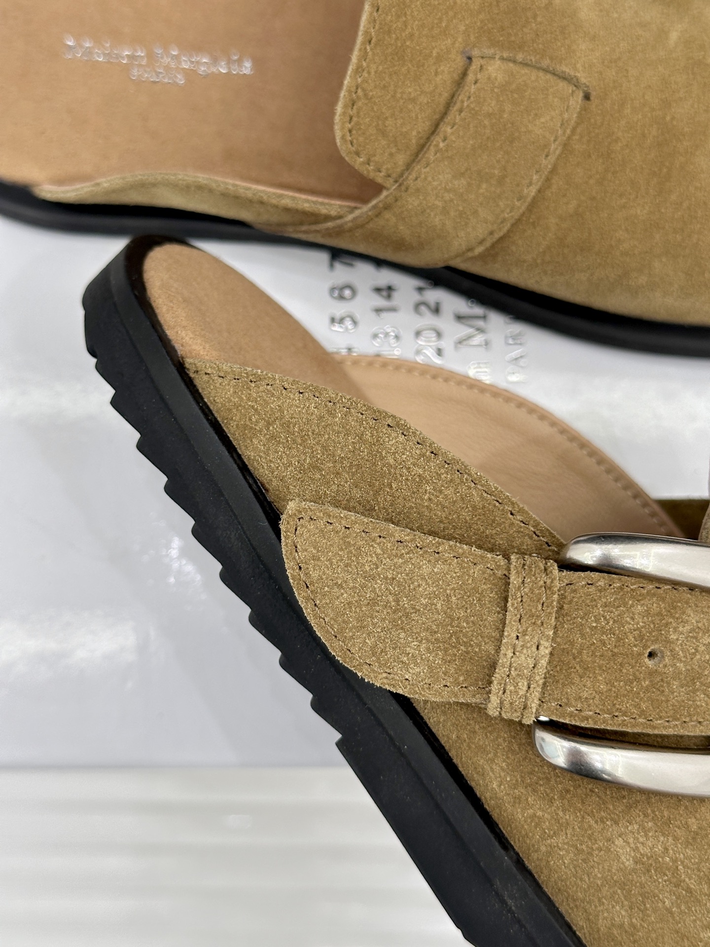 MaisonMargiela｜MM6马吉拉26WF新品金属扣包头勃肯半拖极简叙事   藏先锋锋芒。精选细