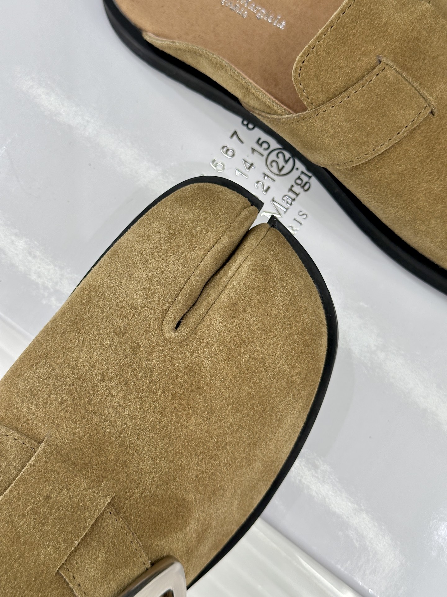 MaisonMargiela｜MM6马吉拉26WF新品金属扣包头勃肯半拖极简叙事   藏先锋锋芒。精选细