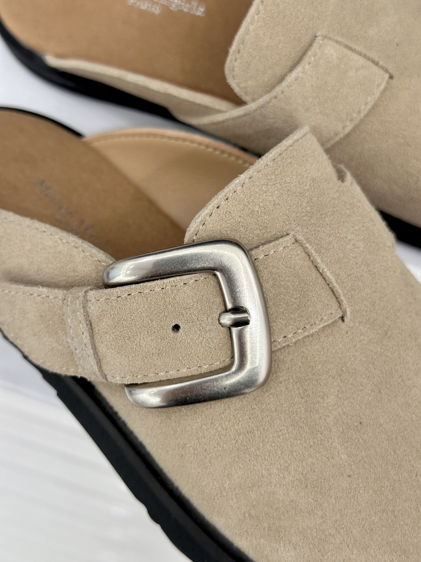 MaisonMargiela｜MM6马吉拉26WF新品金属扣包头勃肯半拖极简叙事   藏先锋锋芒。精选细