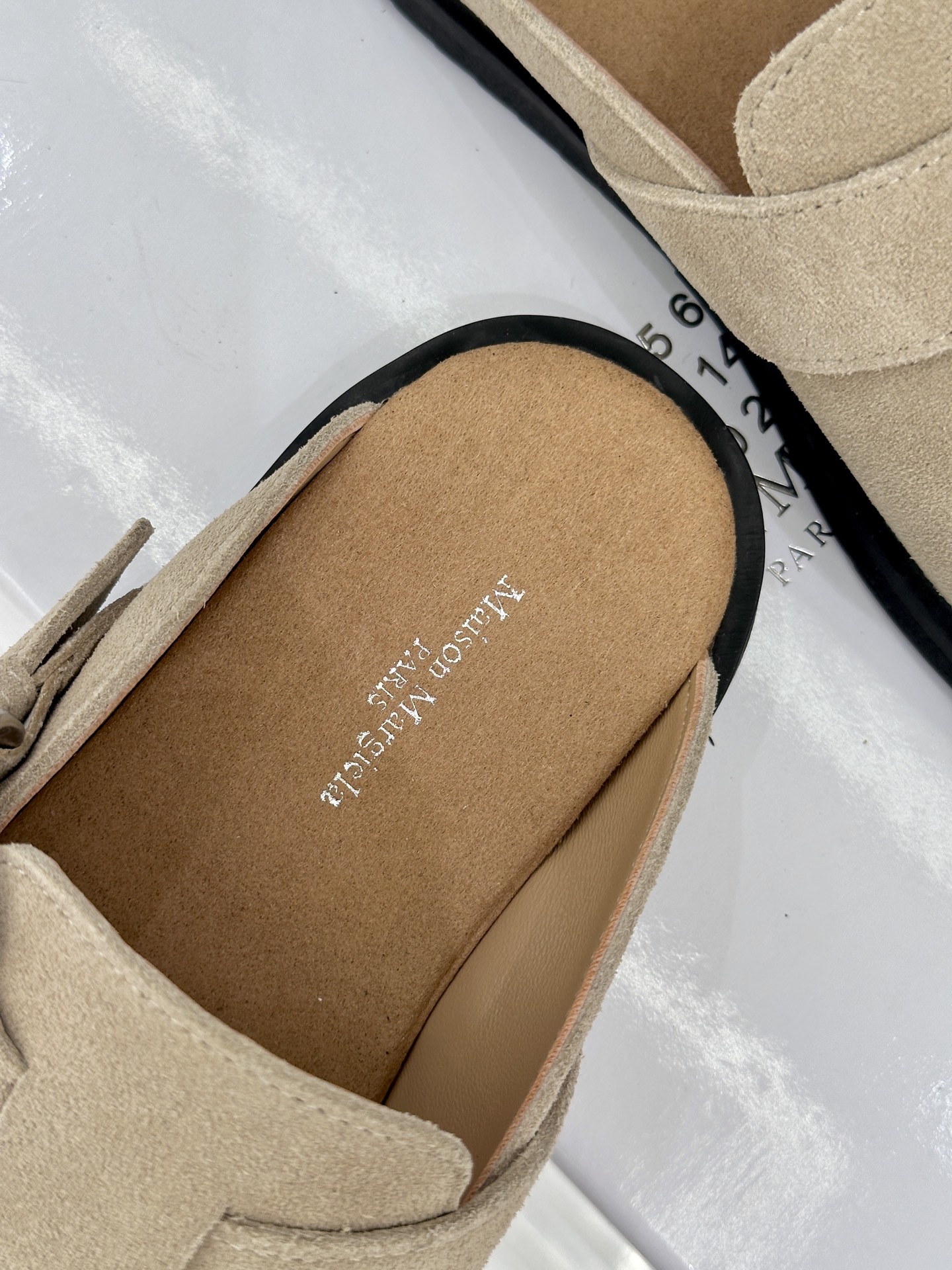 MaisonMargiela｜MM6马吉拉26WF新品金属扣包头勃肯半拖极简叙事   藏先锋锋芒。精选细