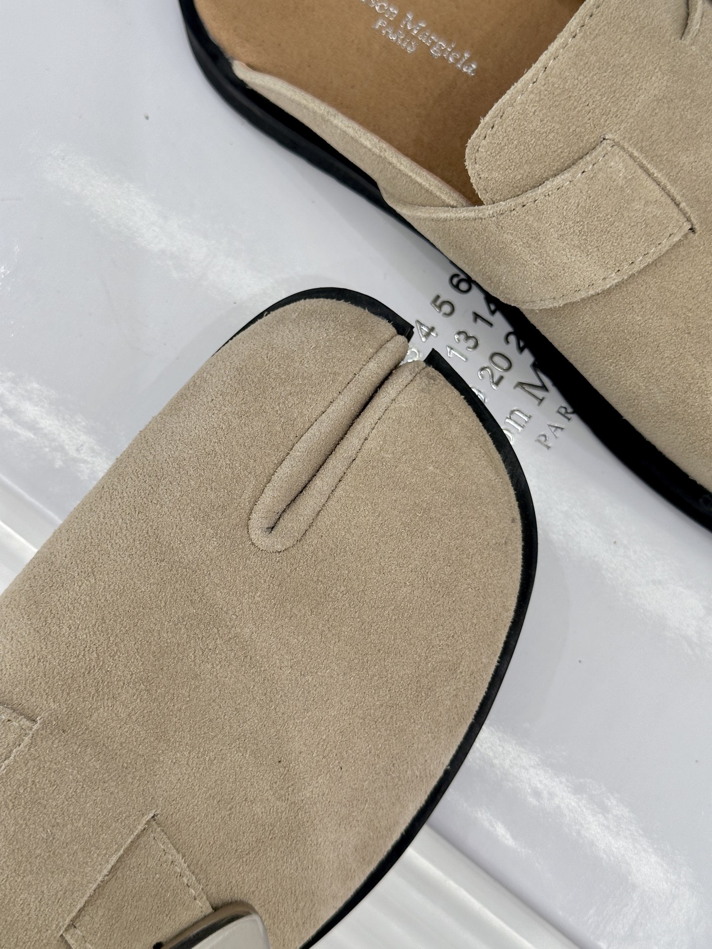 MaisonMargiela｜MM6马吉拉26WF新品金属扣包头勃肯半拖极简叙事   藏先锋锋芒。精选细