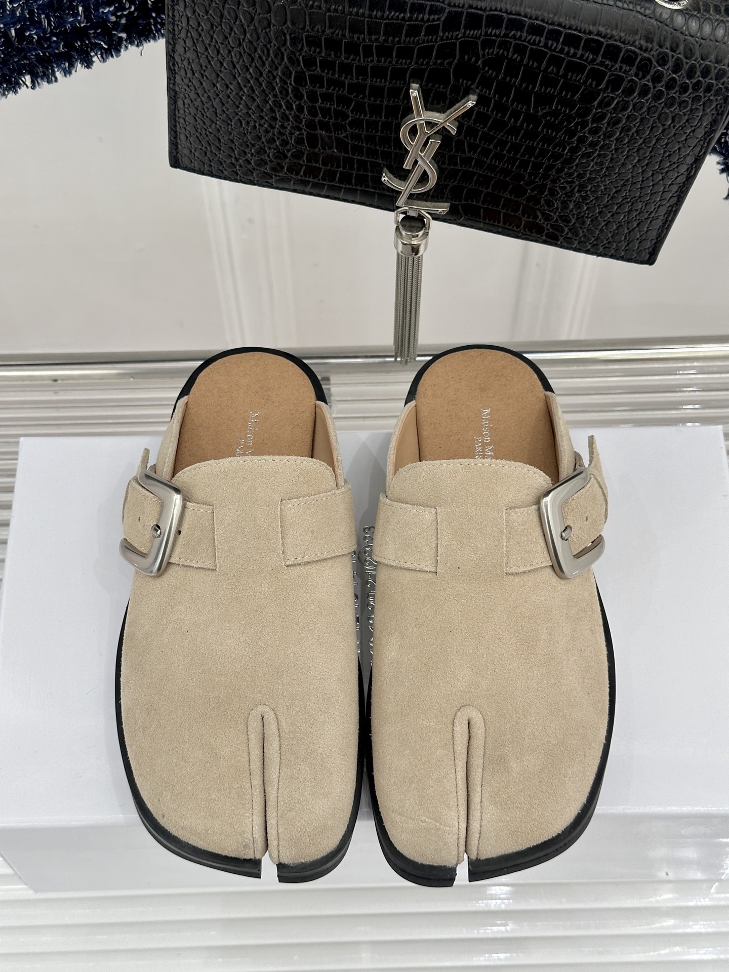 MaisonMargiela｜MM6马吉拉26WF新品金属扣包头勃肯半拖极简叙事   藏先锋锋芒。精选细