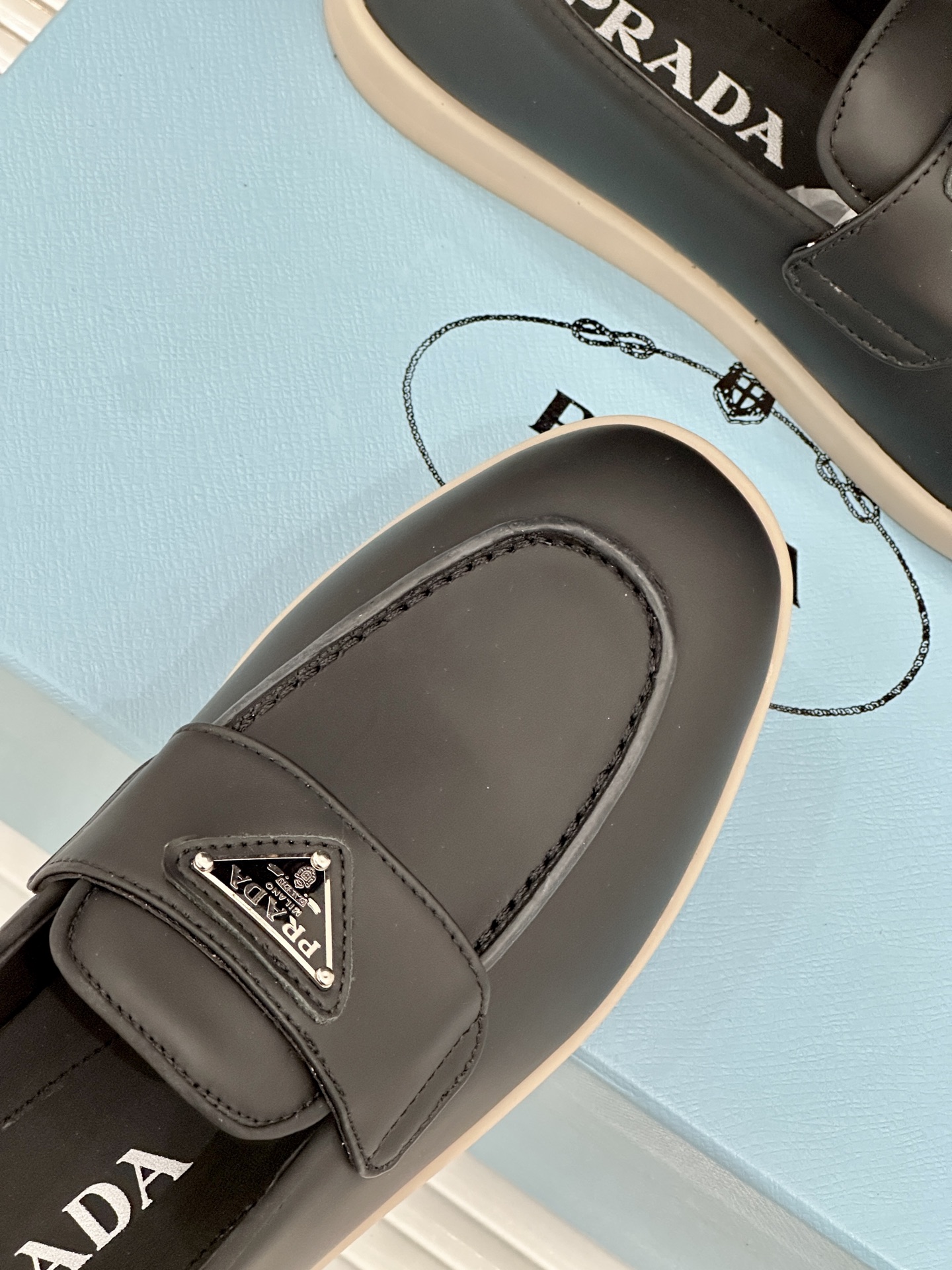Prada/普拉达26WF新品复古老钱风三角标情侣款乐福鞋意式奢雅与现代休闲的完美融合情侣同款定格低调高