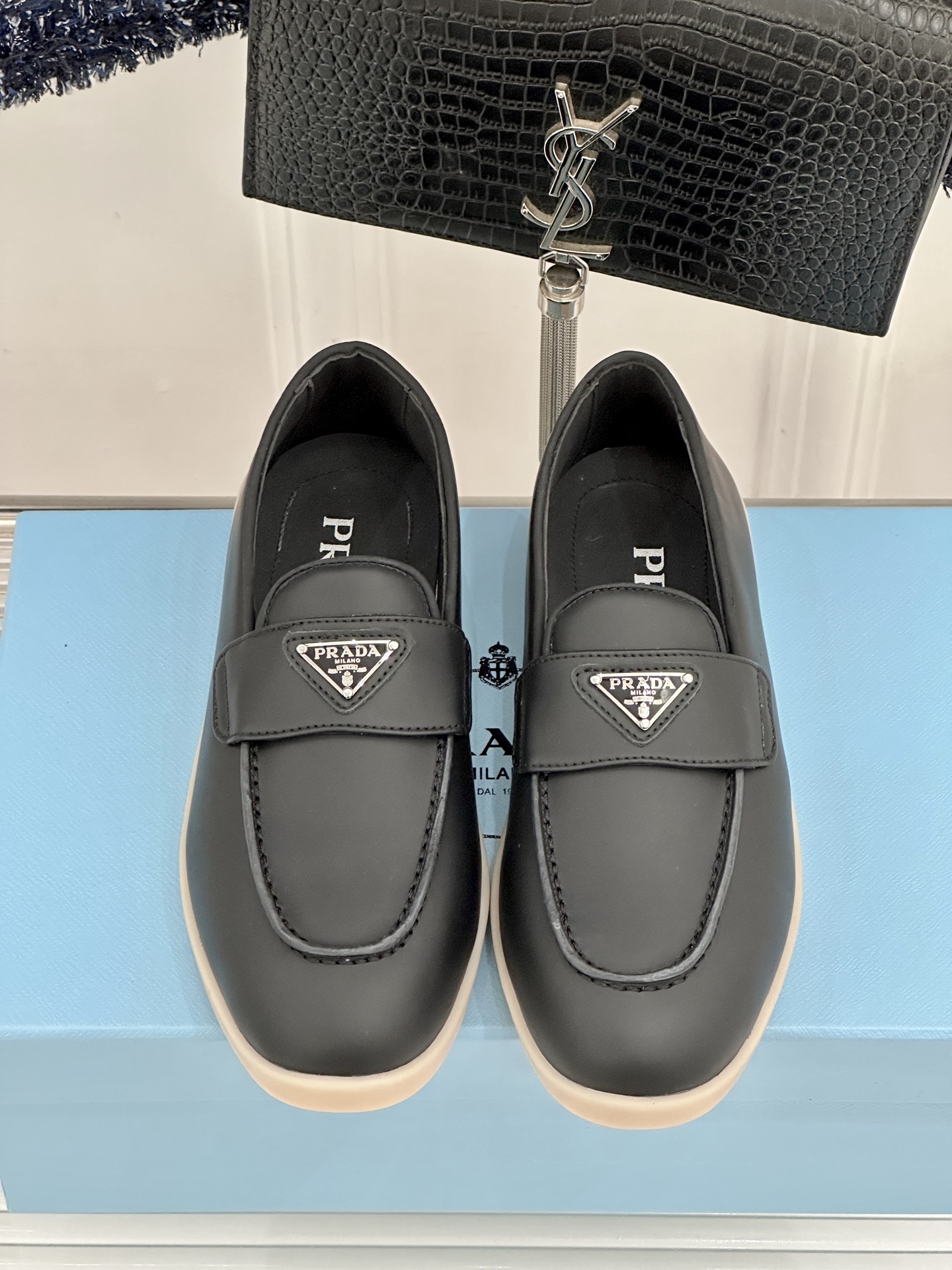 Prada/普拉达26WF新品复古老钱风三角标情侣款乐福鞋意式奢雅与现代休闲的完美融合情侣同款定格低调高