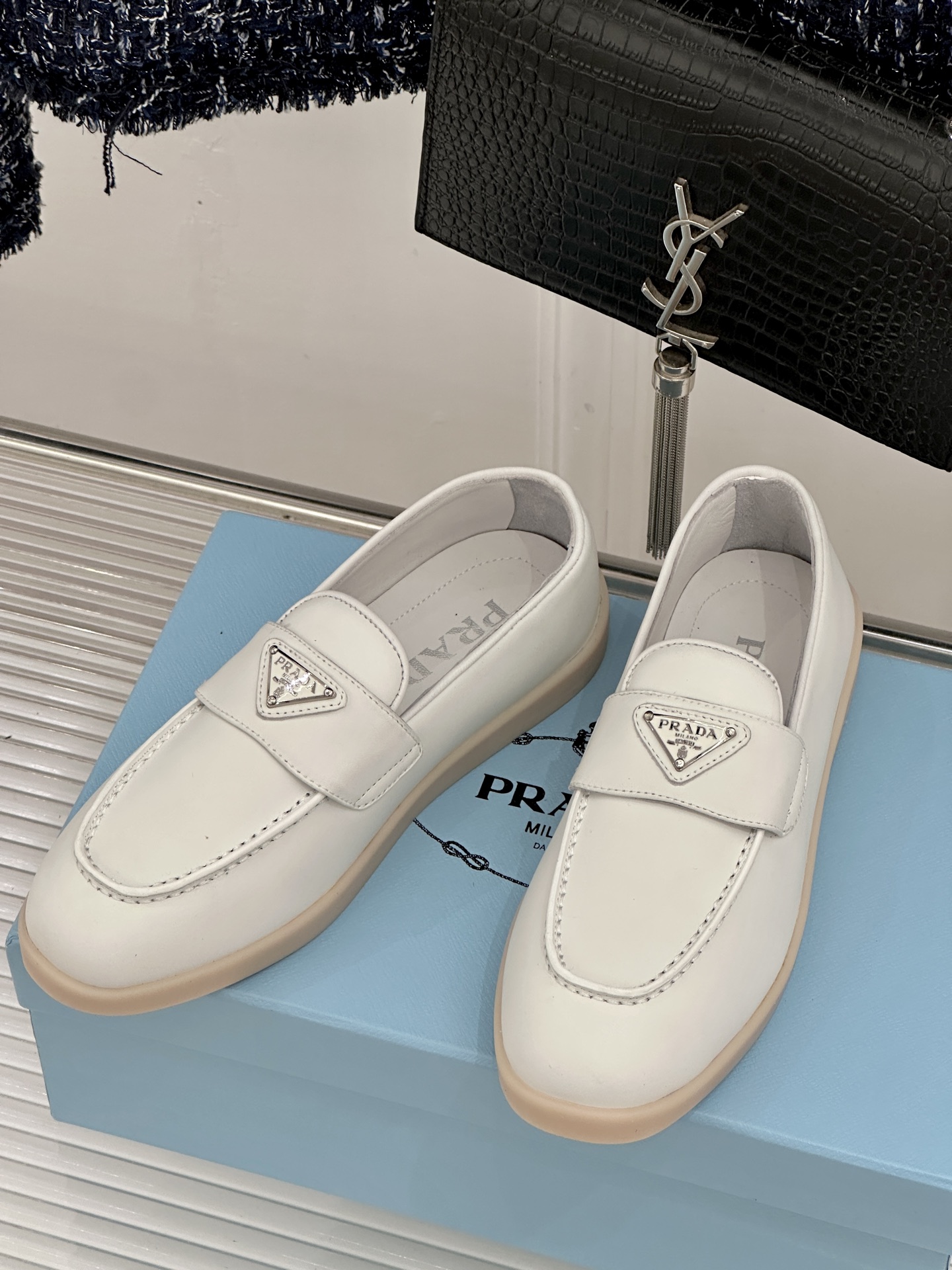 Prada/普拉达26WF新品复古老钱风三角标情侣款乐福鞋意式奢雅与现代休闲的完美融合情侣同款定格低调高