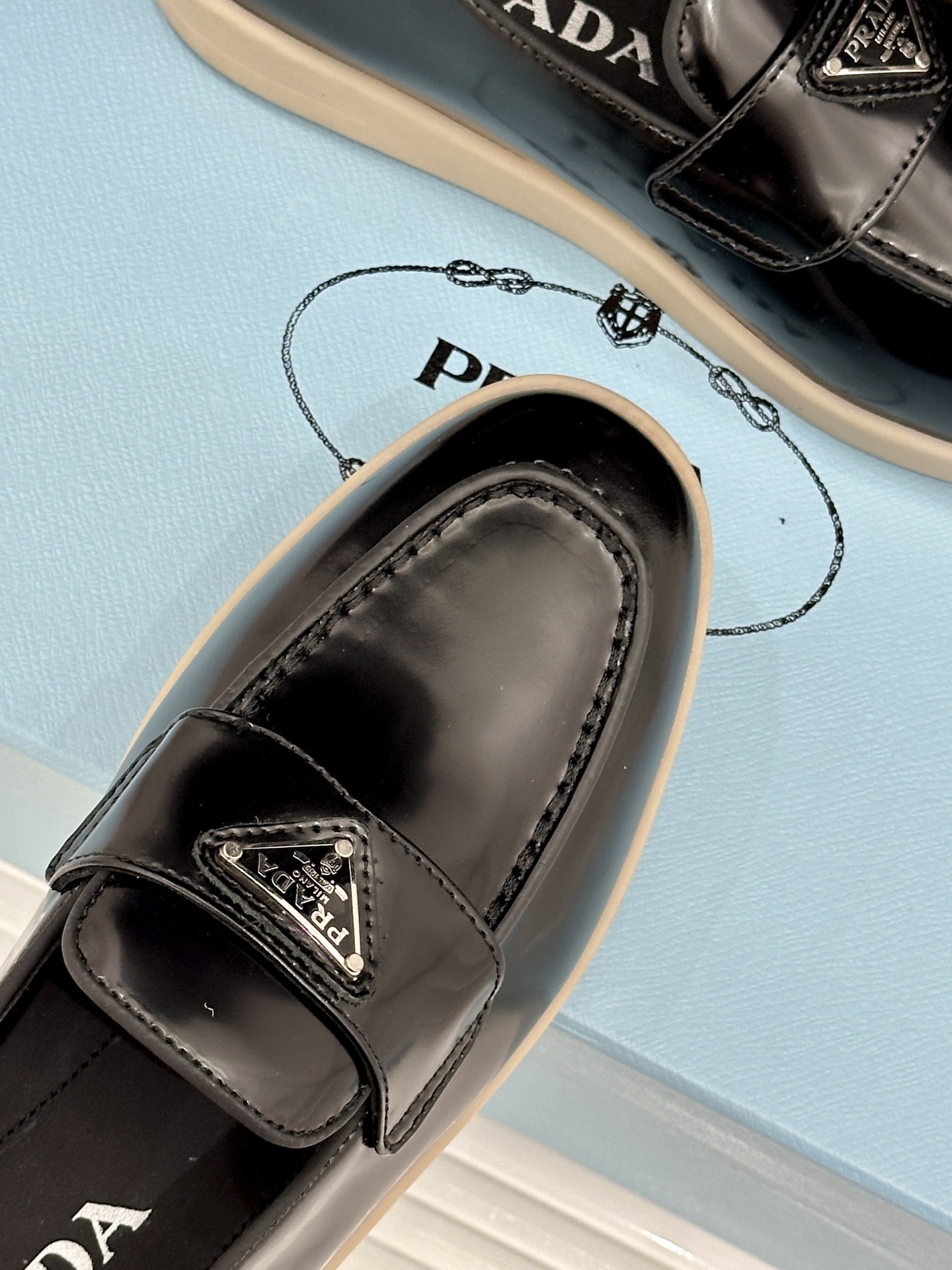 Prada/普拉达26WF新品复古老钱风三角标情侣款乐福鞋意式奢雅与现代休闲的完美融合情侣同款定格低调高