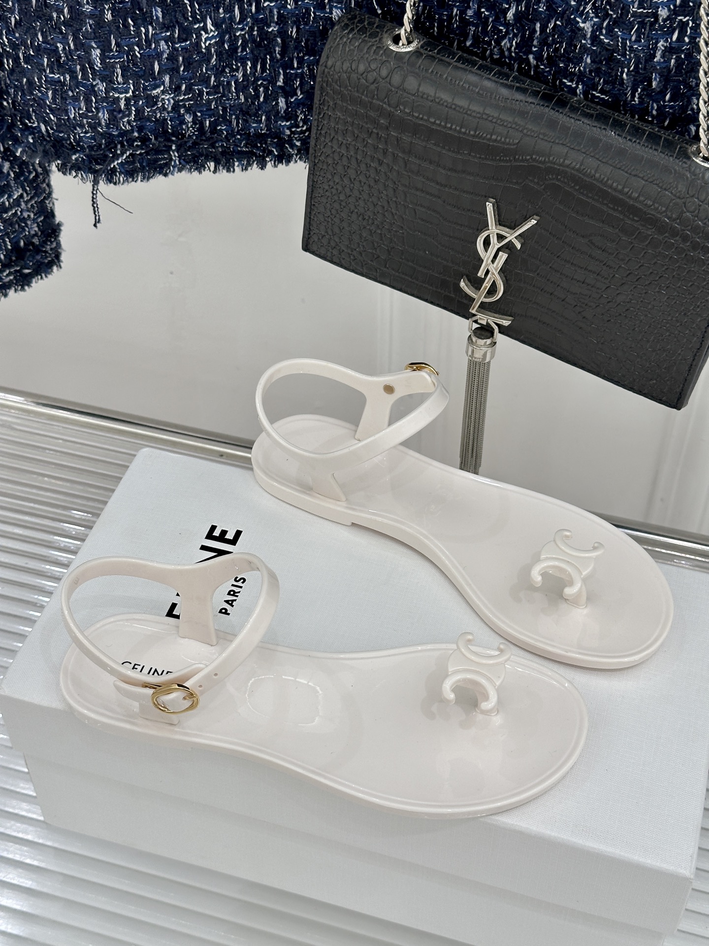 Celine/赛琳26WF新品凯旋门果冻夹脚凉鞋将法式松弛感与复古经典完美融合成为夏日不可或缺的时尚单品