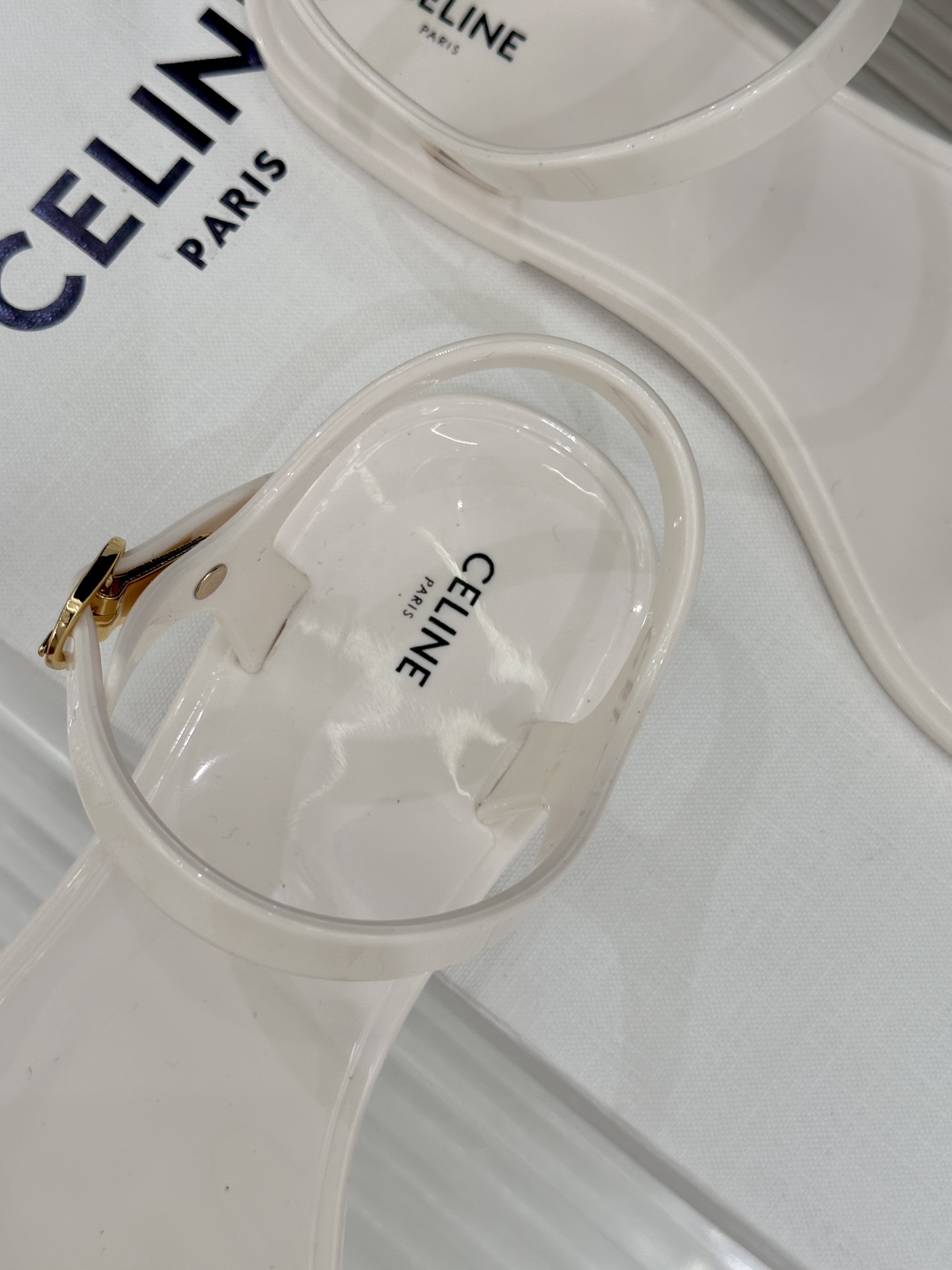 Celine/赛琳26WF新品凯旋门果冻夹脚凉鞋将法式松弛感与复古经典完美融合成为夏日不可或缺的时尚单品